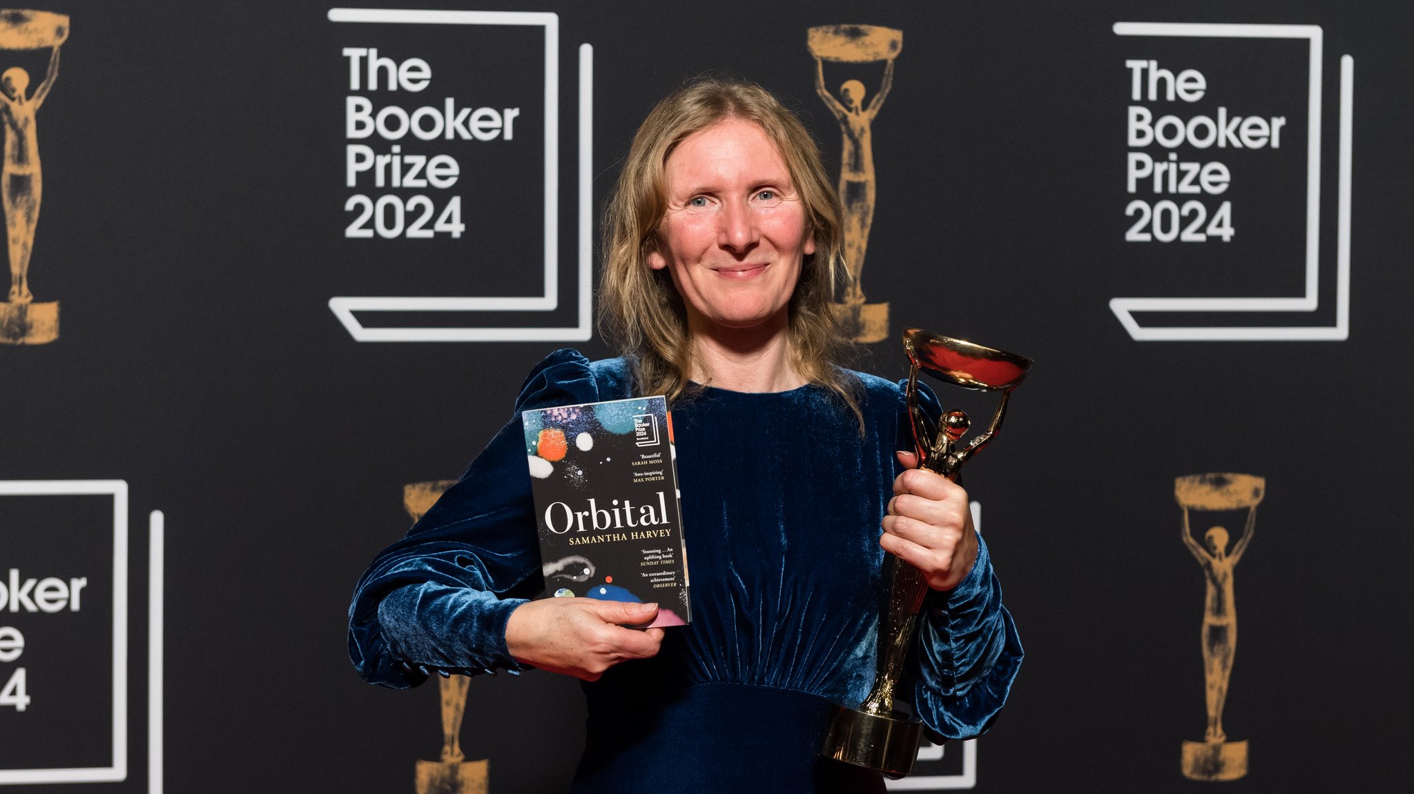 Mit dem Booker-Preis prämiert: Autorin Samantha Harvey und ihr Buch "Orbital" (deutsch: "Umlaufbahnen")