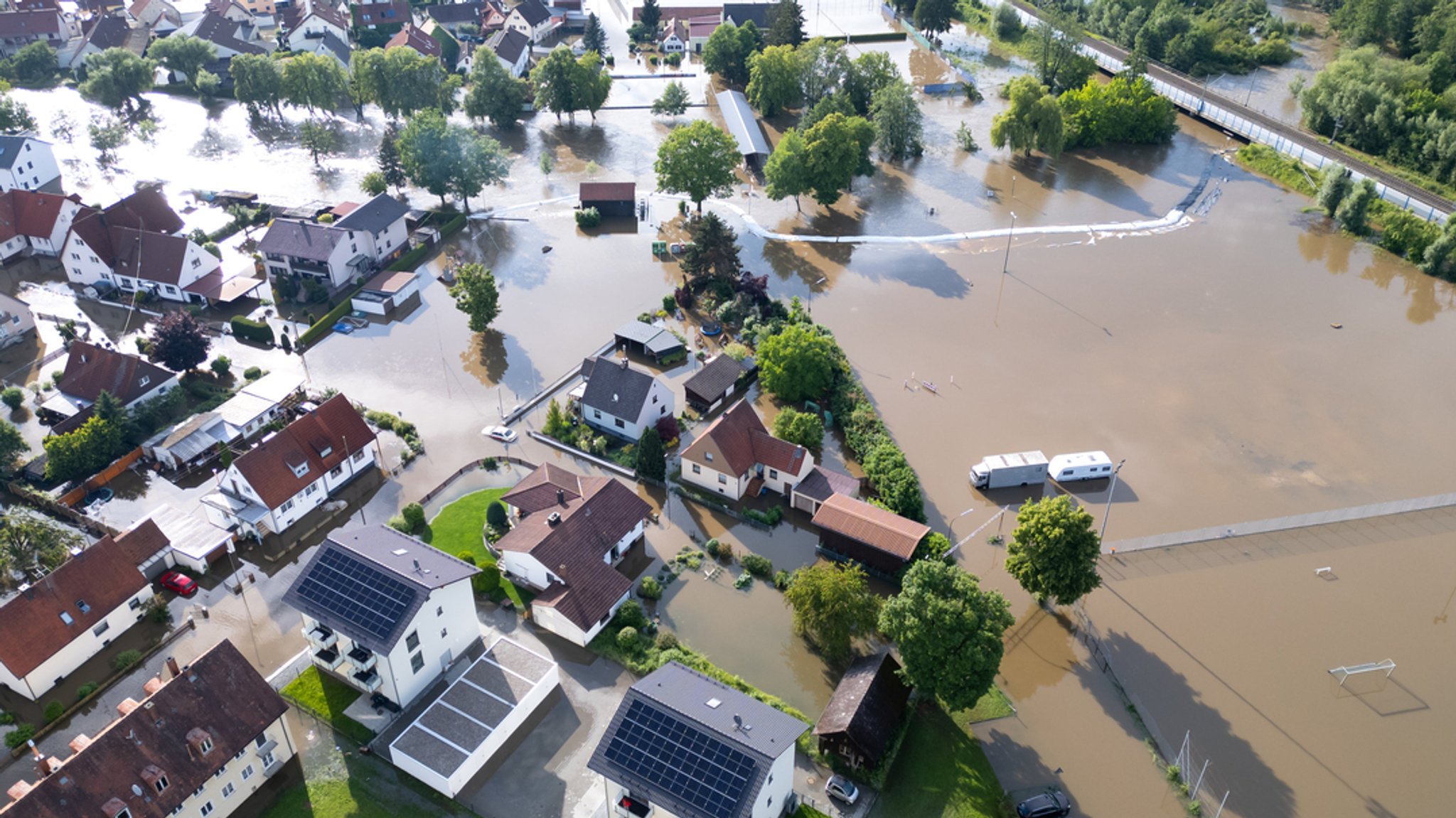 Teile von Reichertshofen sind vom Wasser überflutet (Archiv-Aufnahme Juni 2024) | Bild: dpa-Bildfunk/Sven Hoppe Teile von Reichertshofen sind vom Wasser überflutet (Archiv-Aufnahme Juni 2024)