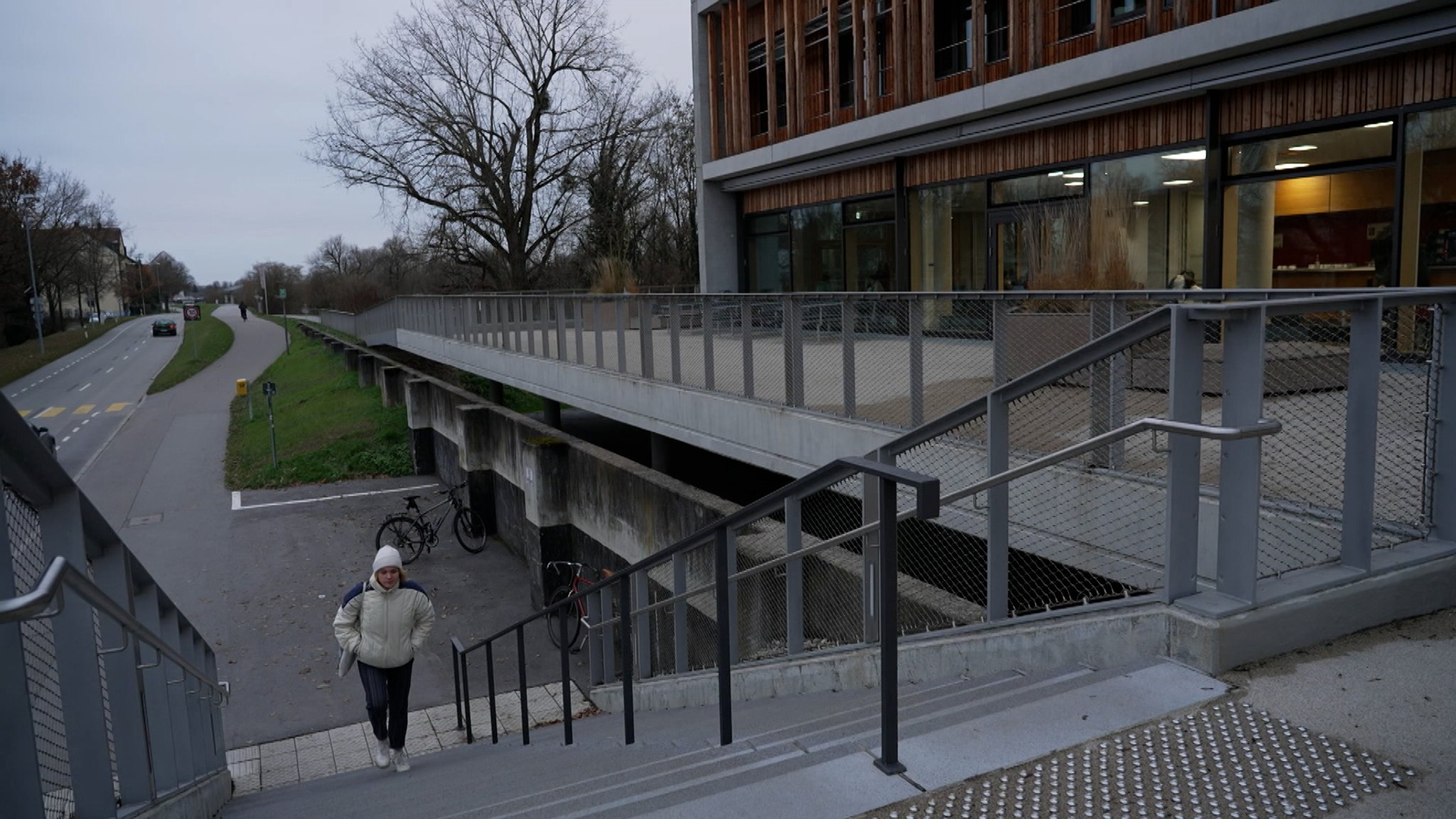 Rebecca Kolodziej aus Hamburg auf dem Campus in Straubing