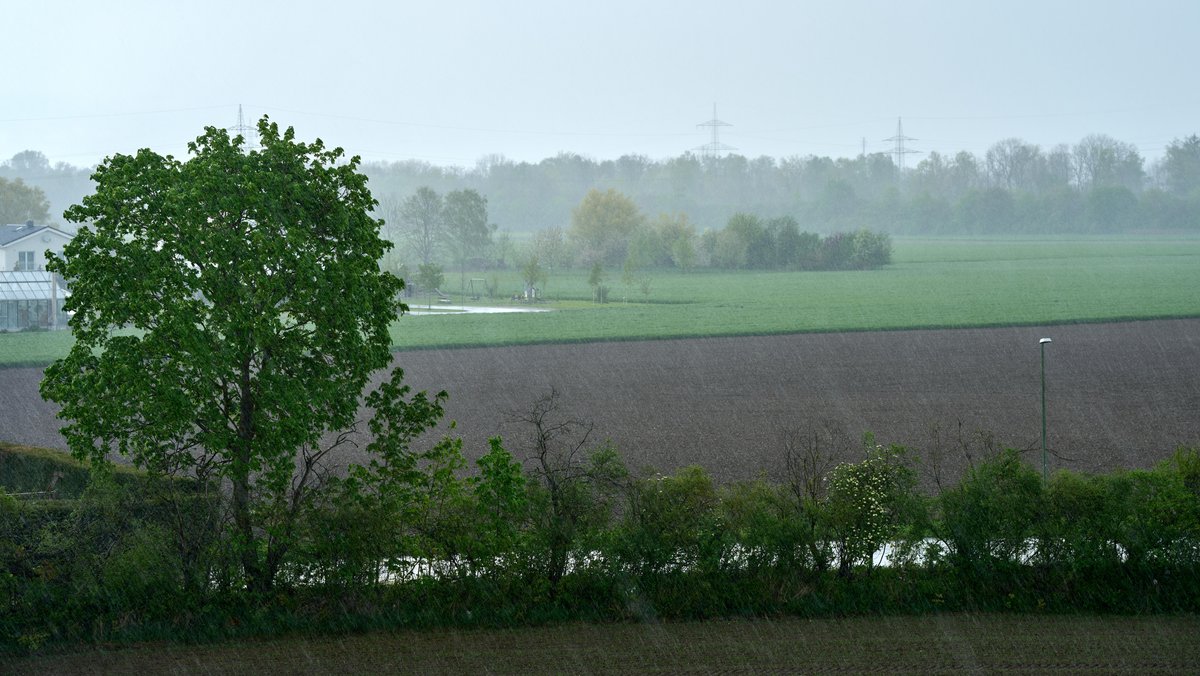 Symbolbild: Starkregen über Bayern
