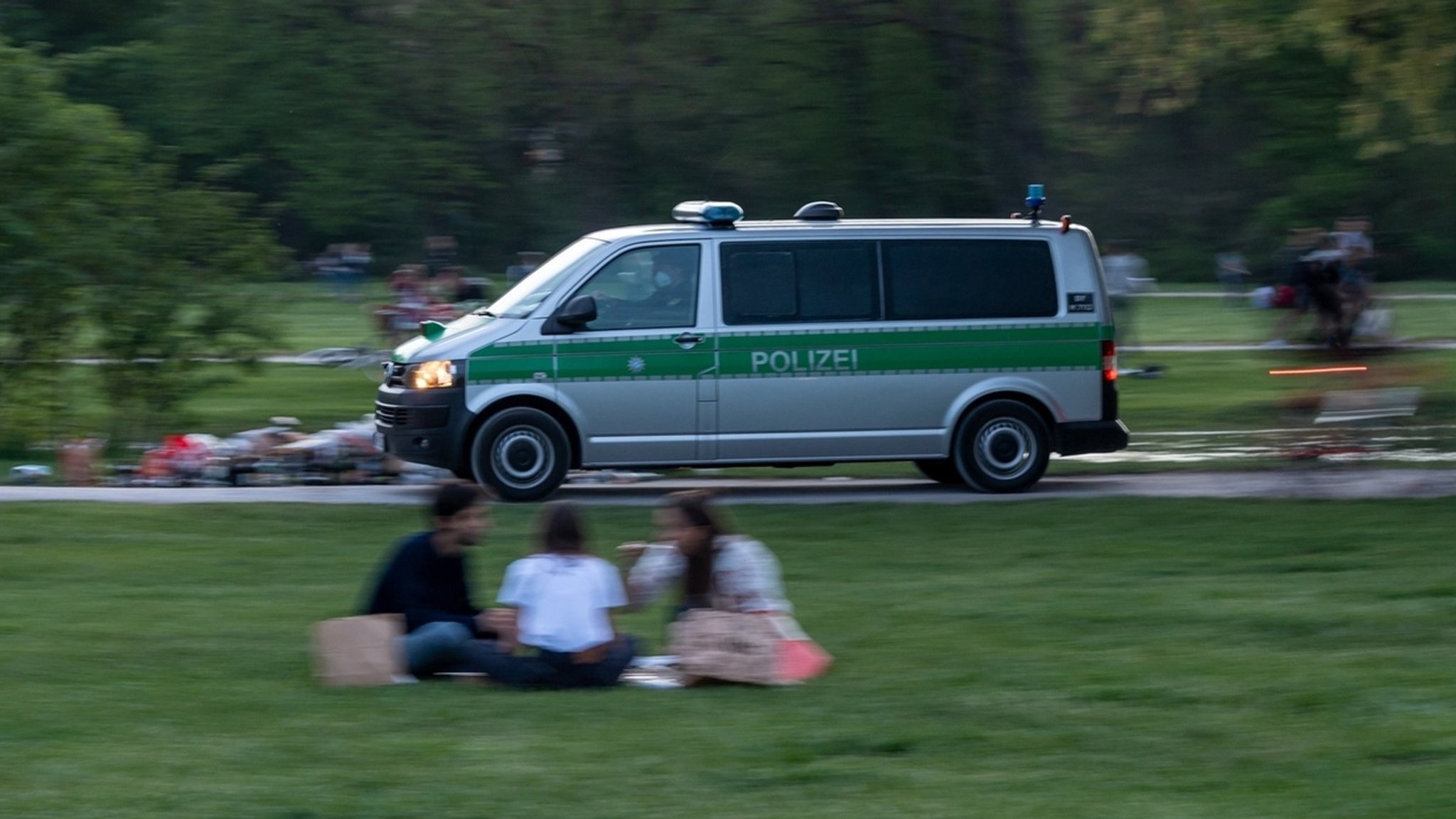 Polizeiauto fährt im Englischen Garten  (Symbolbild)