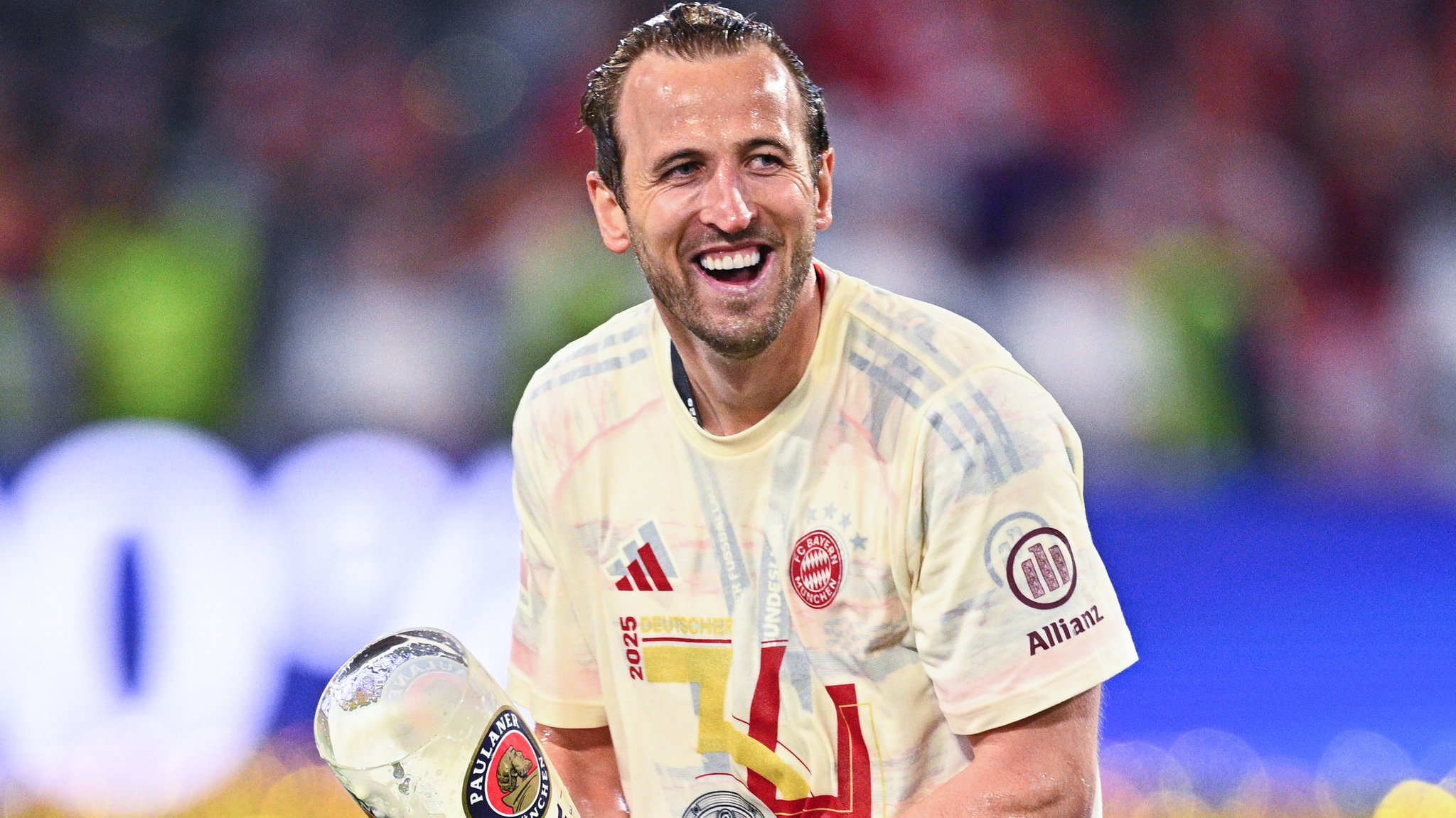 10.05.2025, Bayern, München: Fußball: Bundesliga, Bayern München - Borussia Mönchengladbach, 33. Spieltag, Allianz Arena. Münchens Harry Kane läuft mit einem Bier über den Rasen. WICHTIGER HINWEIS: Gemäß den Vorgaben der DFL Deutsche Fußball Liga bzw. des DFB Deutscher Fußball-Bund ist es untersagt, in dem Stadion und/oder vom Spiel angefertigte Fotoaufnahmen in Form von Sequenzbildern und/oder videoähnlichen Fotostrecken zu verwerten bzw. verwerten zu lassen. Foto: Tom Weller/dpa +++ dpa-Bildfunk +++