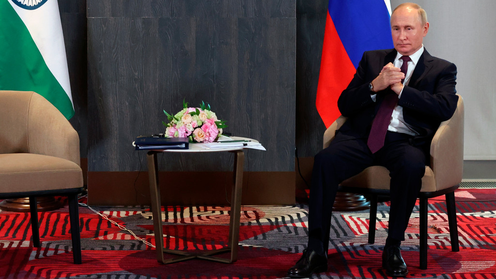 Der russische Präsident sitzt allein an einem Tischchen