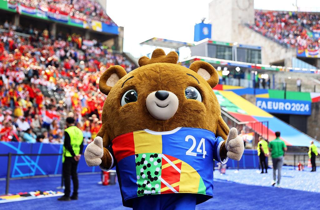 15.06.2024, Berlin: "Albärt", das offizielle Maskottchen der Fußball-Europameisterschaft, steht vor dem Spiel im Stadion.