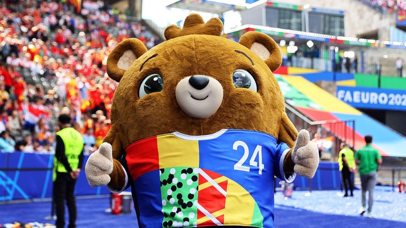 15.06.2024, Berlin: "Albärt", das offizielle Maskottchen der Fußball-Europameisterschaft, steht vor dem Spiel im Stadion.