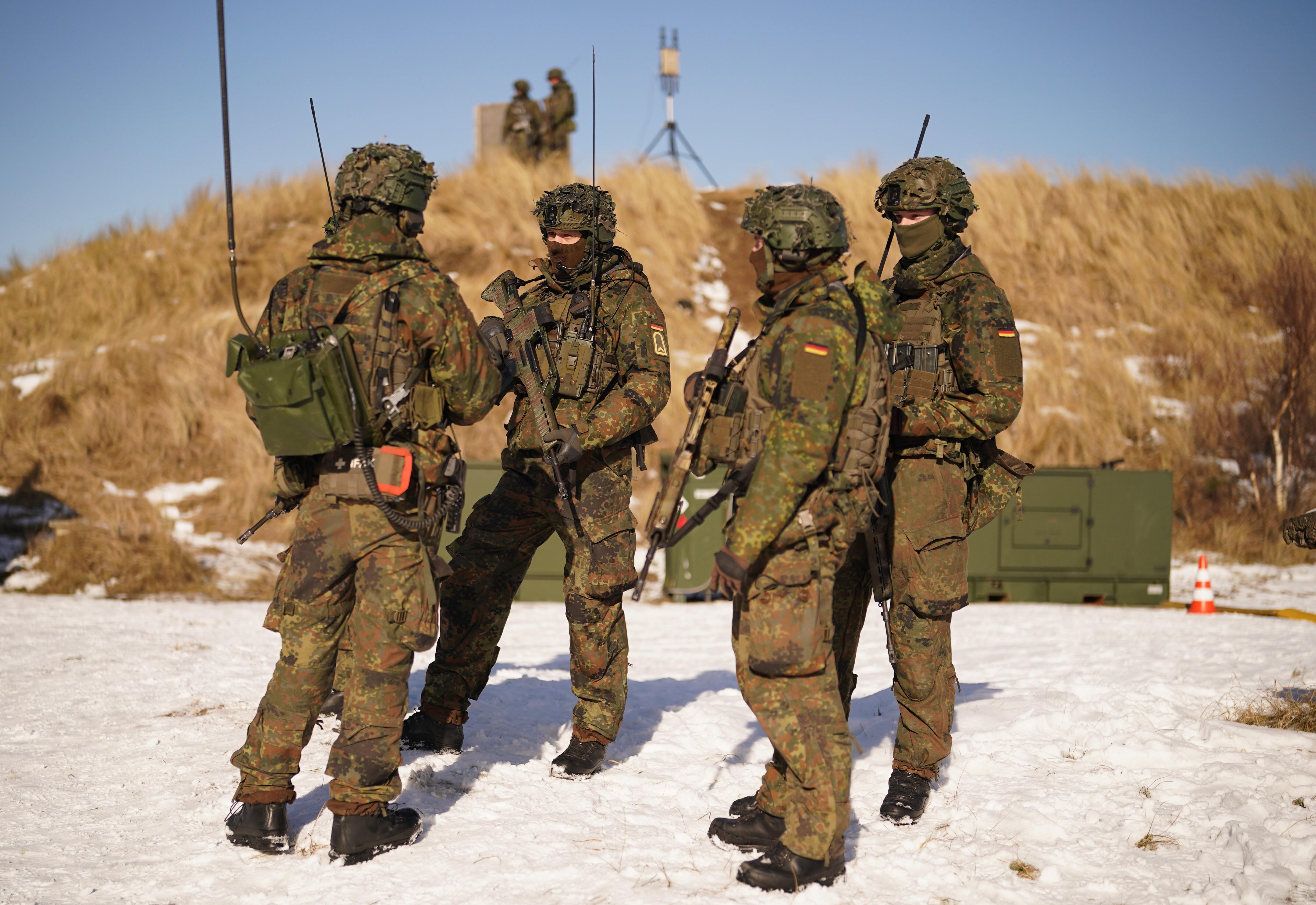 Soldaten stehen während des Nato-Manövers Steadfast Dart auf dem Truppenübungsplatz an der Ostseeküste.