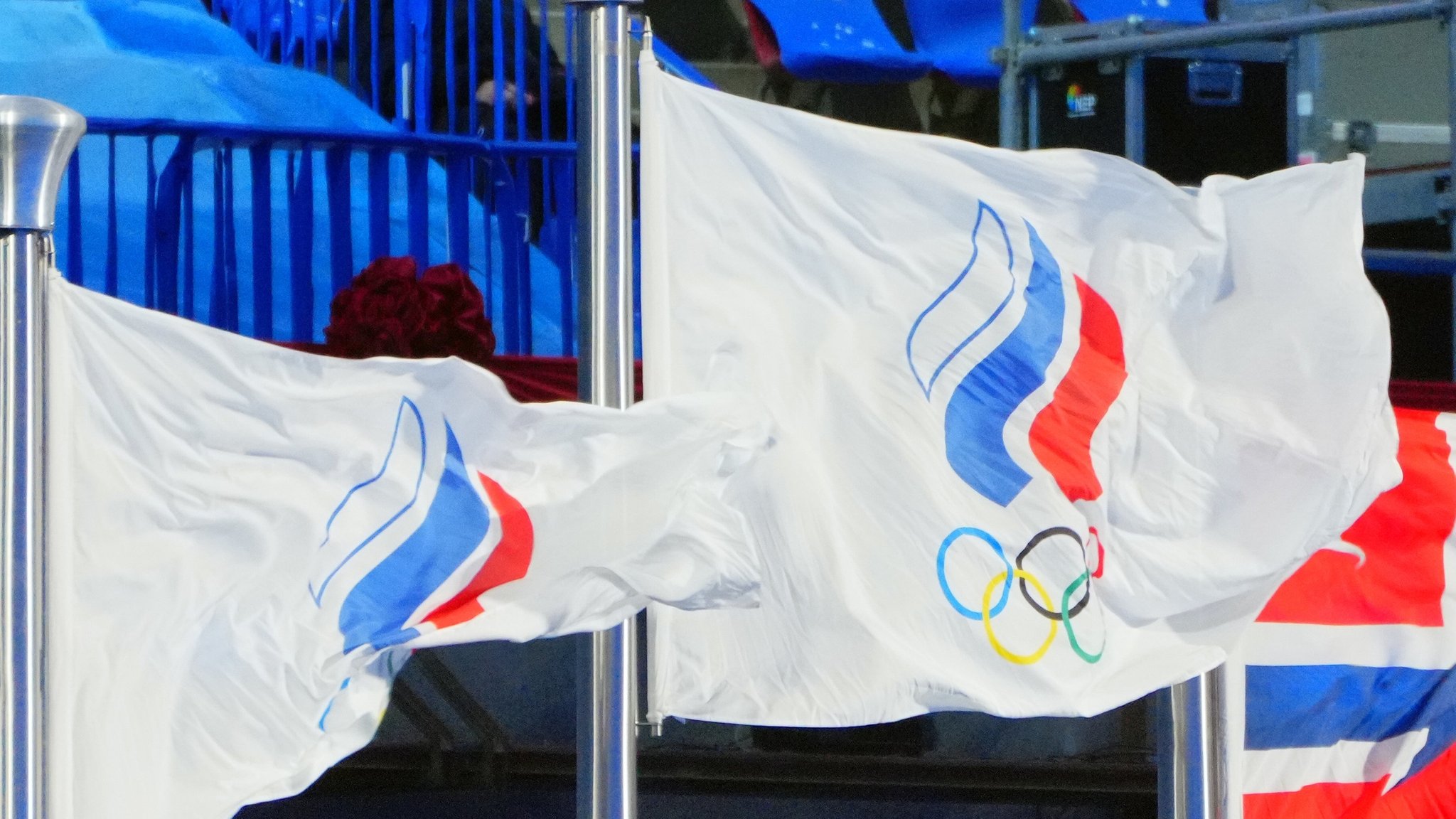 ARCHIV - 20.02.2022, China, Peking: Olympia, Abschlussfeier der Olympischen Winterspiele 2022, im Vogelnest-Nationalstadion. Die Flagge des Russischen Olympischen Komitees weht im Stadion. Die IOC-Spitze will darüber entscheiden, ob russische Sportler in Paris an der Eröffnungsfeier teilnehmen dürfen. (zu dpa: «IOC entscheidet: Olympia-Eröffnung mit Russlands Sportlern?») Foto: Michael Kappeler/dpa +++ dpa-Bildfunk +++