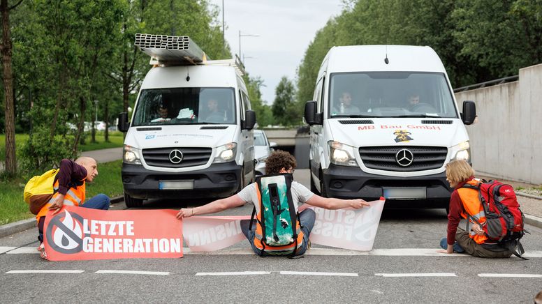 Aktivisten der Gruppierung "Letzte Generation" an einer Ausfahrt des Mittleren Ringes in München | Bild:dpa-Bildfunk/Matthias Balk