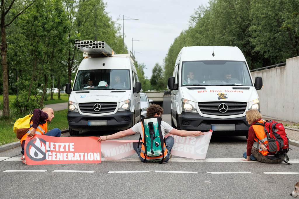 Aktivisten der Gruppierung "Letzte Generation" an einer Ausfahrt des Mittleren Ringes in München