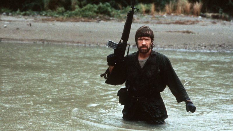 Der amerikanische Schauspieler in einer Szene des Films "Missing In Action" | Bild: picture-alliance / dpa | Goldschmidt Der amerikanische Schauspieler in einer Szene des Films "Missing In Action"