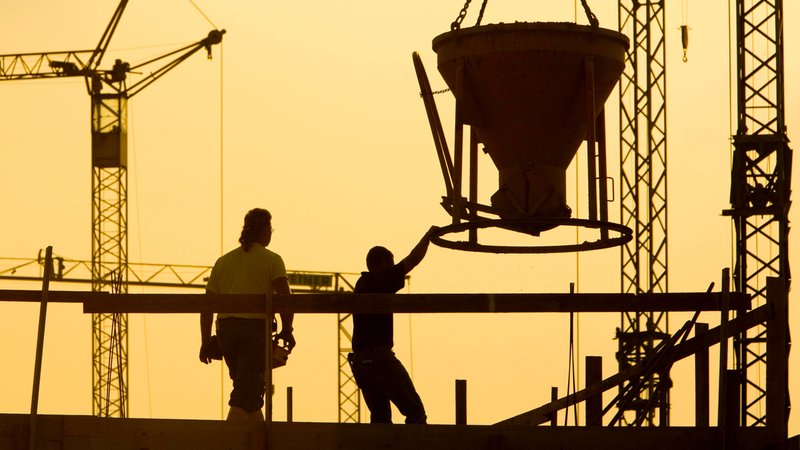 Vor einer Kulisse von mehreren Kränen arbeiten Bauarbeiter auf einer Baustelle (Archiv- und Symbolbild) | Bild: picture alliance / imageBROKER|Knut Knipser Vor einer Kulisse von mehreren Kränen arbeiten Bauarbeiter auf einer Baustelle (Archiv- und Symbolbild)