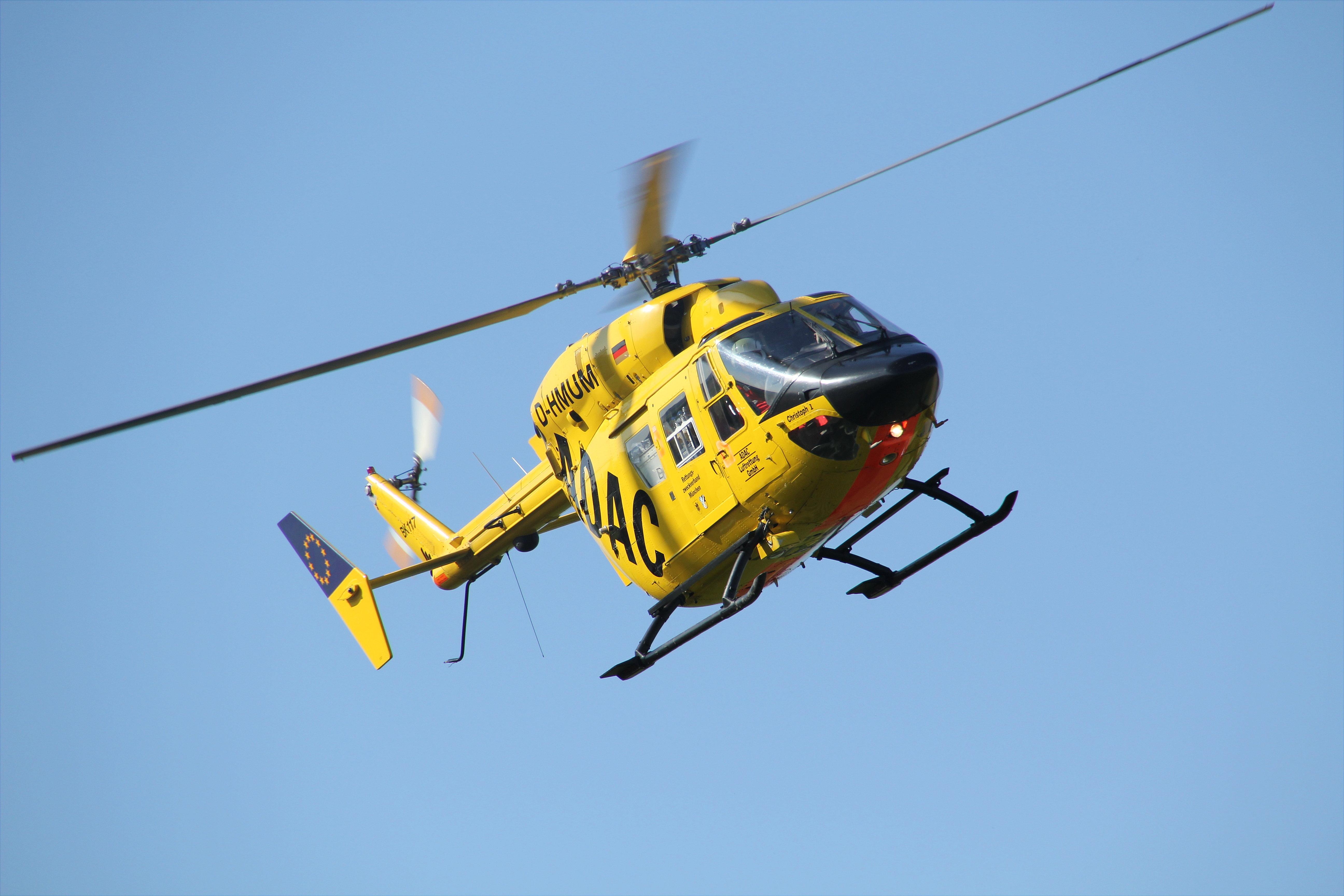 (Archivbild) Ein ADAC Hubschrauber in der Luft.
