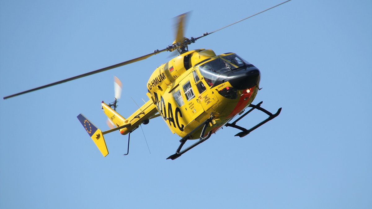 (Archivbild) Ein ADAC Hubschrauber in der Luft.