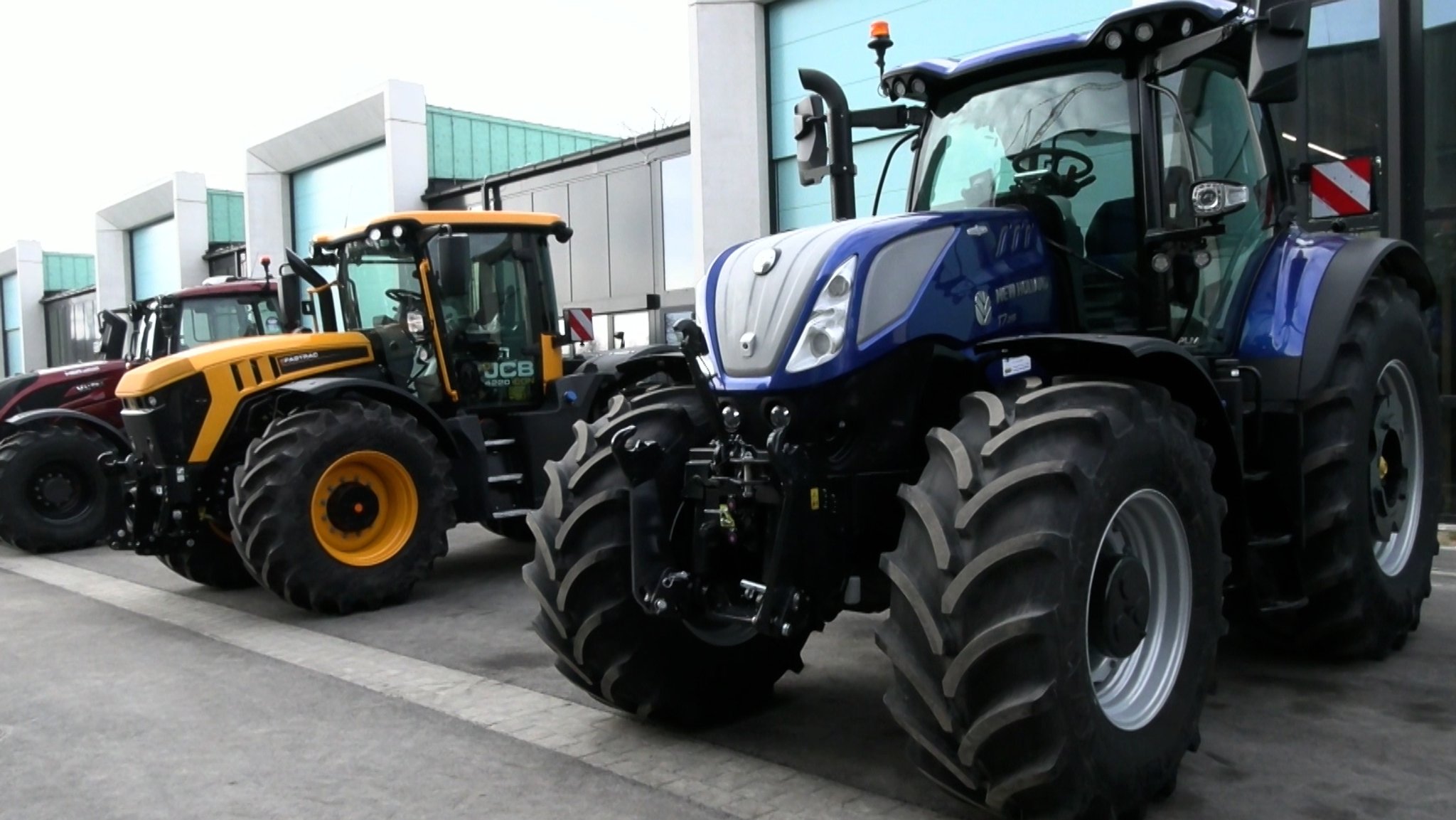 Moderne Traktoren nebeneinander.