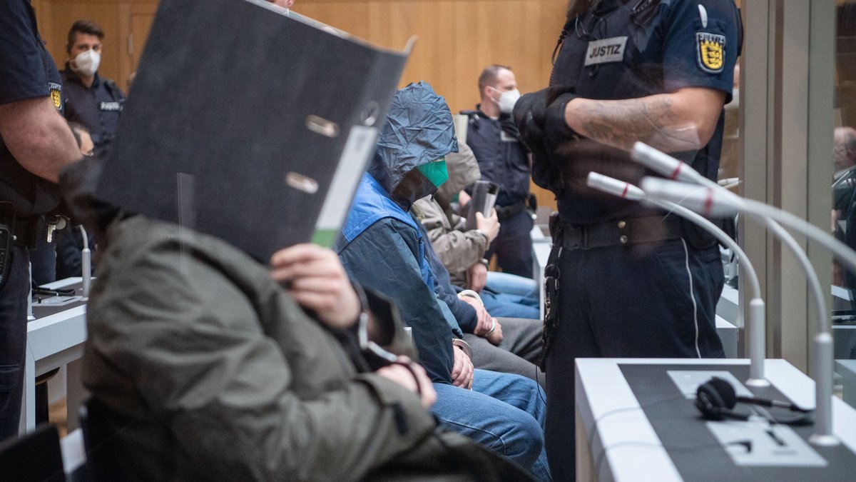 Archivbild: Einige der Angeklagten sitzen kurz vor Beginn des Prozesses gegen die rechtsterroristische Vereinigung "Gruppe S." in einem Saal im Oberlandesgericht Stuttgart-Stammheim.