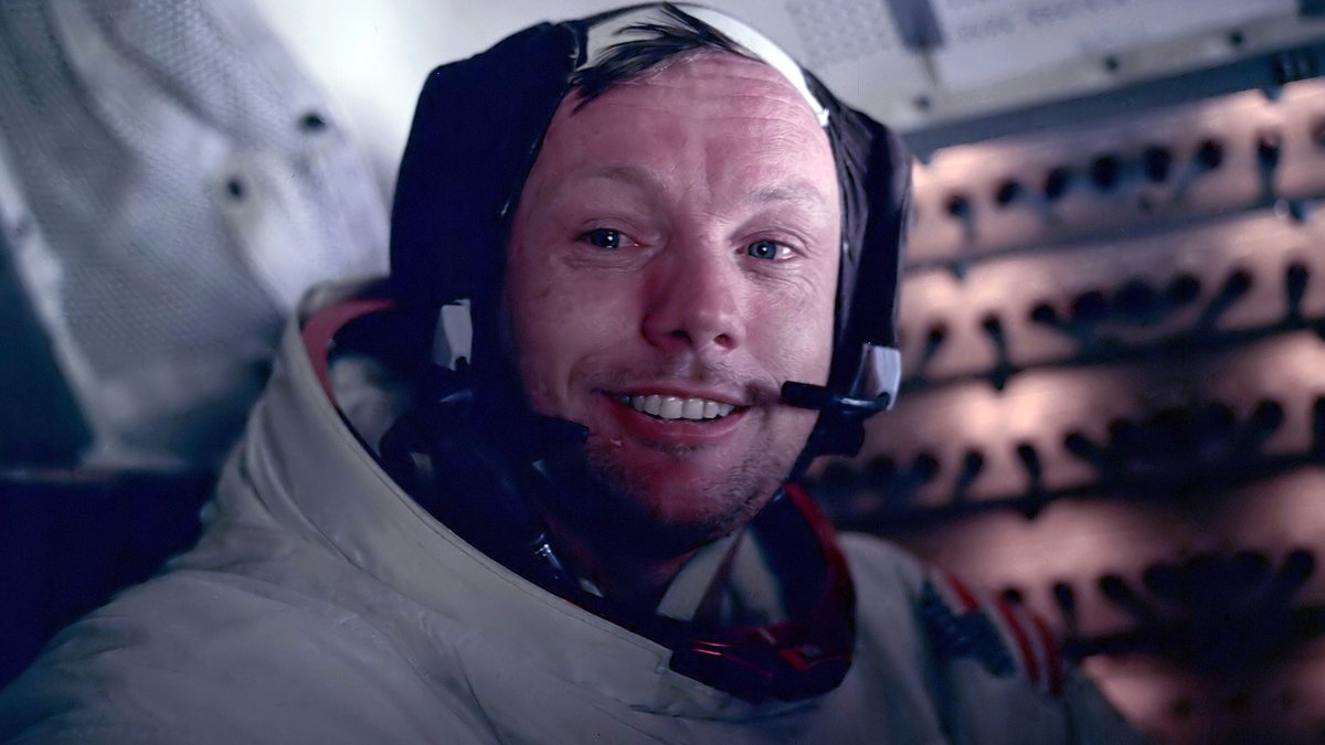  Neil Armstrong im Raumanzug und mit Headset 