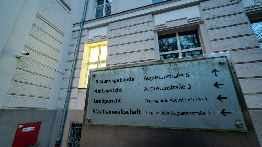 Ein verurteilter Mörder flüchtete aus dem Gerichtsgebäude durch ein Fenster. | Bild: dpa-Bildfunk/Armin Weigel Ein verurteilter Mörder flüchtete aus dem Gerichtsgebäude durch ein Fenster.