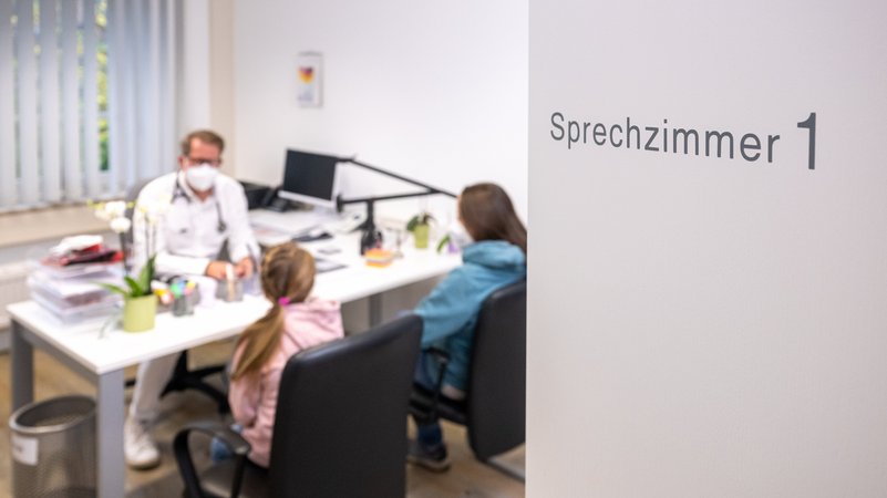 Symbolbild: Hausarzt mit Maske | Bild: picture alliance / dpa-tmn | Benjamin Nolte Symbolbild: Hausarzt mit Maske