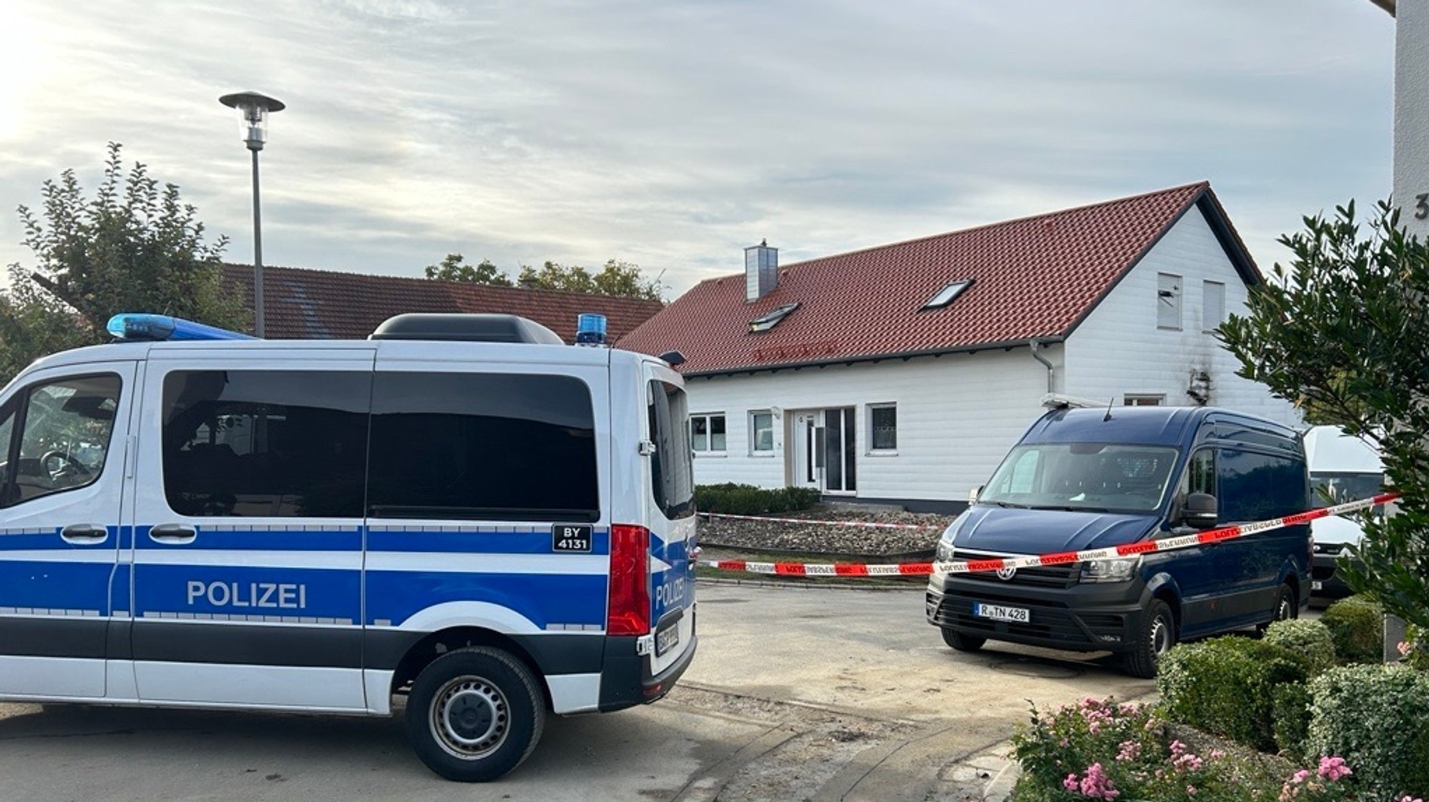 Der Tatort: Das Haus in dem sich der 60-Jährige verschanzt hatte. | Bild: BR/ Corinna Ballweg Der Tatort: Das Haus in dem sich der 60-Jährige verschanzt hatte.