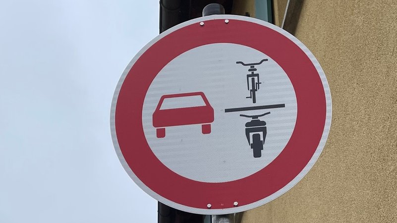 Das Überholverbotsschild 277.1 | Bild: BR/Vera Held Das Überholverbotsschild 277.1