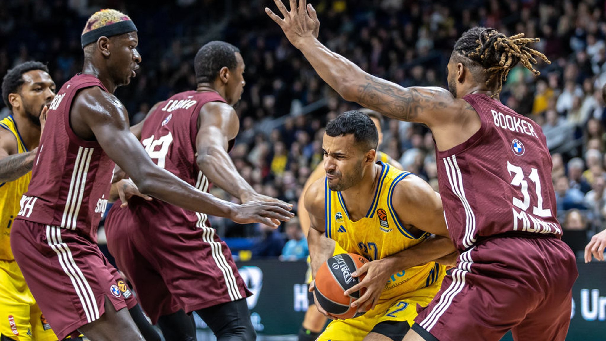 18.01.2024, Berlin: Basketball: Euroleague, Alba Berlin - FC Bayern München, Hauptrunde, 22. Spieltag, Mercedes-Benz Arena. Berlins Johannes Thiemann (2.v.r) kämpft gegen Devin Booker (r) und Isaac Bonga (l) von FC Bayern München um den Ball. (zu dpa: «Alba Berlin verliert Euroleague-Duell gegen Bayern München deutlich») Foto: Andreas Gora/dpa +++ dpa-Bildfunk +++