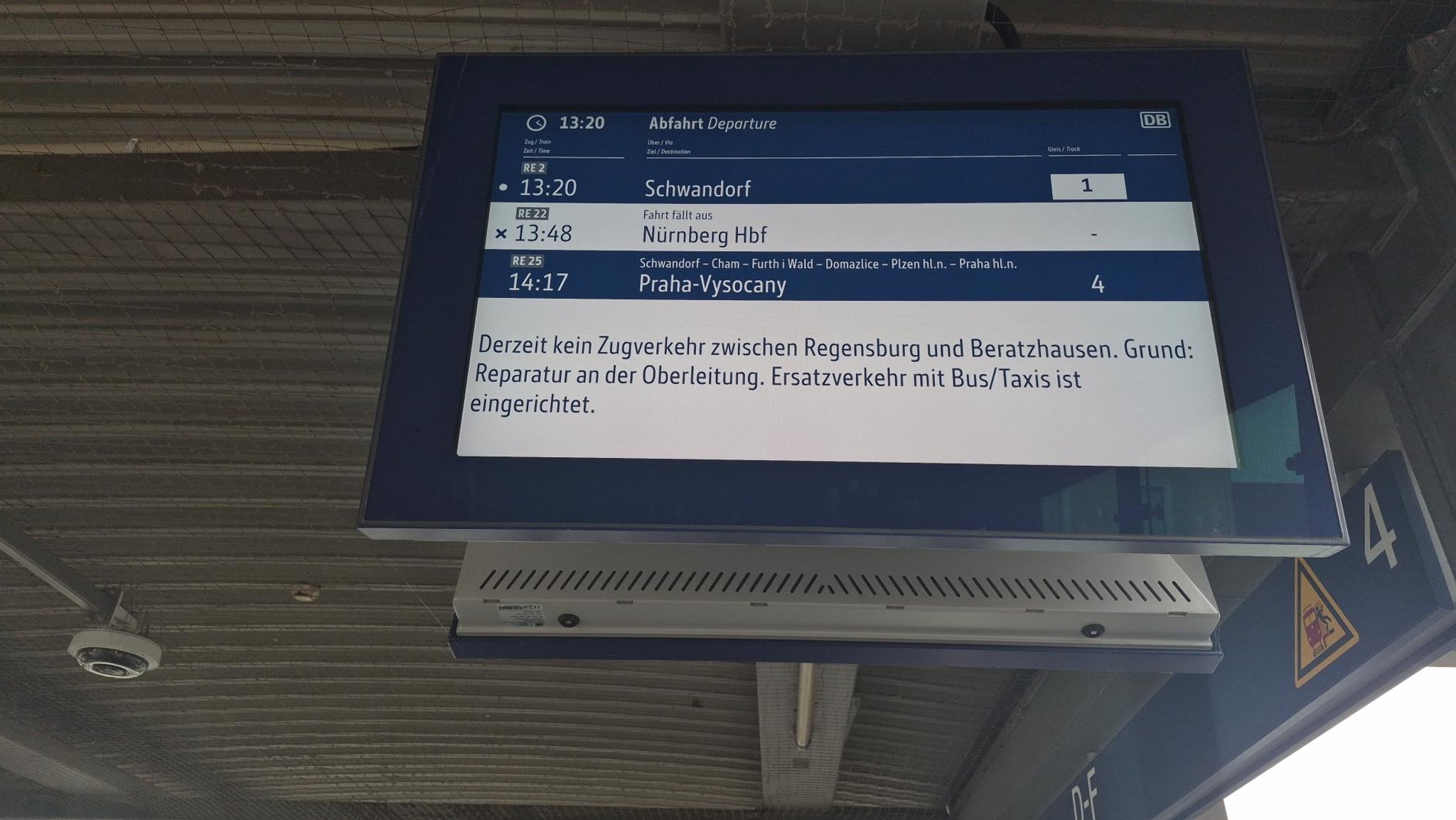 Anzeigentafel am Hauptbahnhof Regensburg mit Zugausfall-Meldung | Bild: BR/Annika Exner Anzeigentafel am Hauptbahnhof Regensburg mit Zugausfall-Meldung