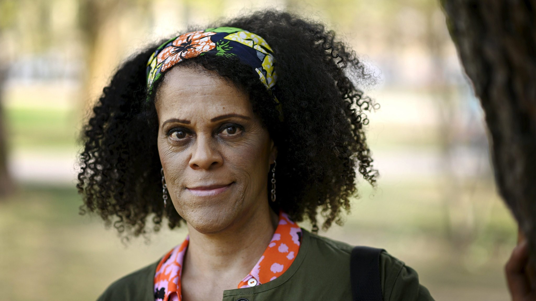 Die Schriftstellerin Bernardine Evaristo blickt in die Kamera, der Hintergrund ist unscharf.