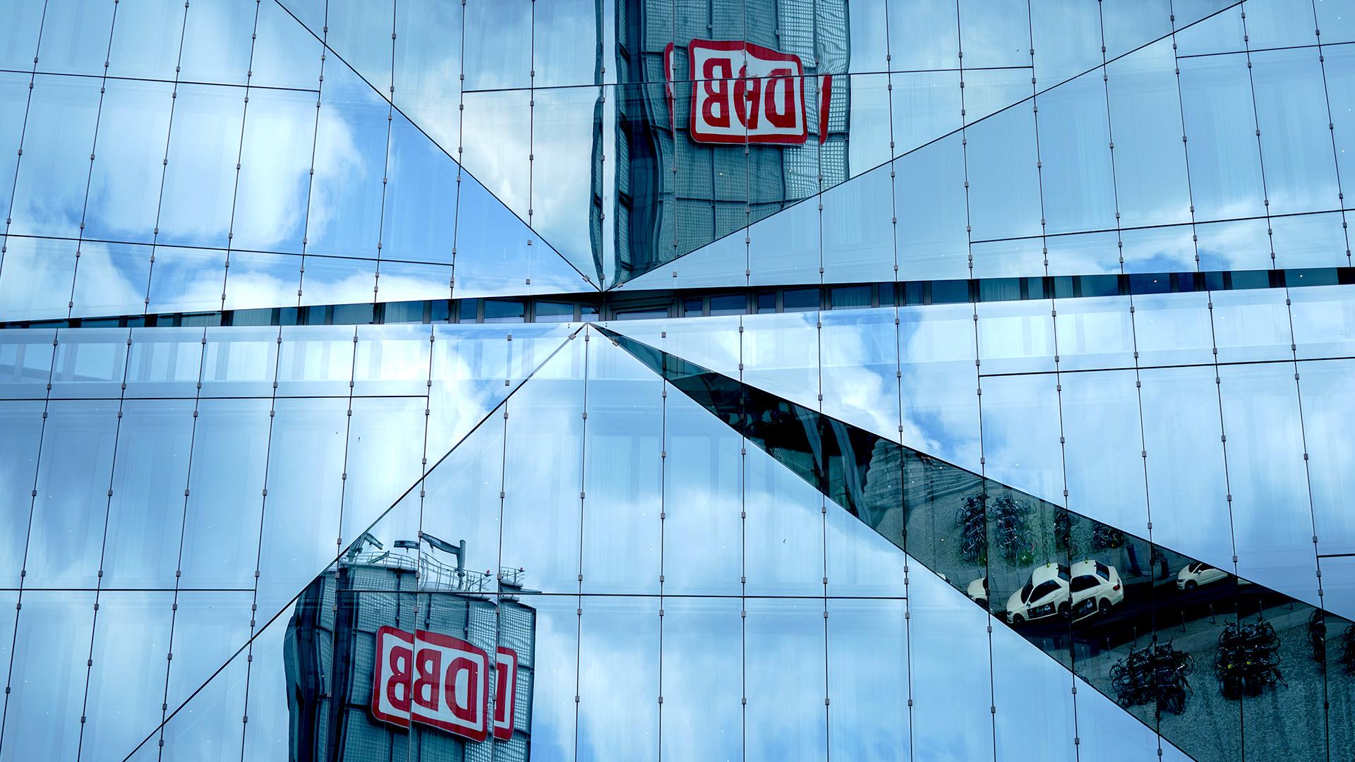 DB-Logo spiegelt sich in Fensterscheiben
