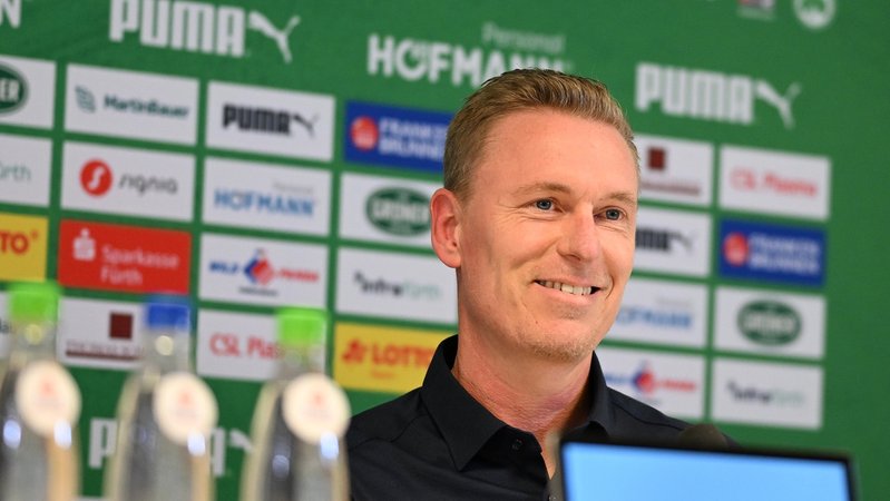 Fürths Interimstrainer Leo Haas | Bild: picture-alliance/dpa Fürths Interimstrainer Leo Haas