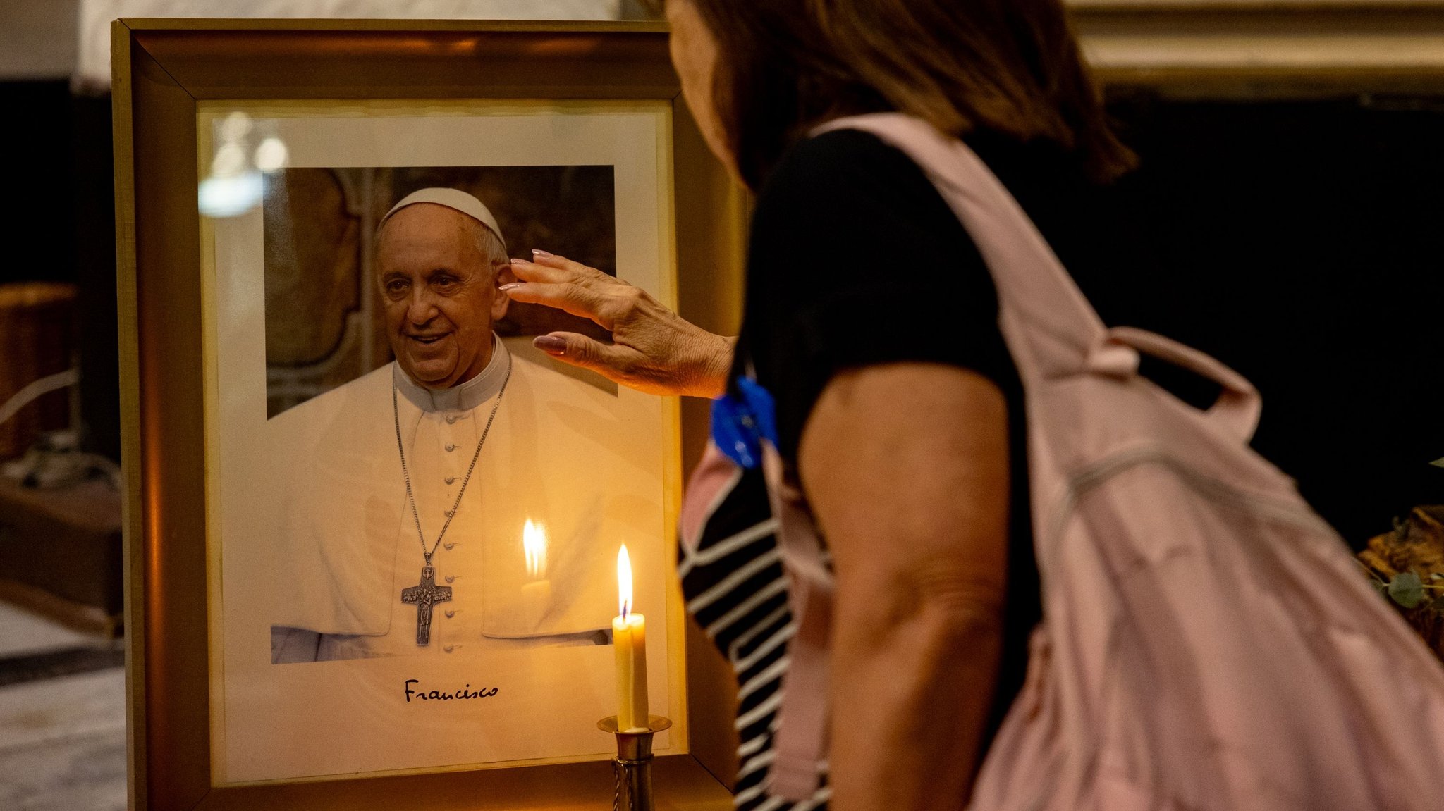 Gläubige nehmen an einer Messe für die Gesundheit von Papst Franziskus teil.