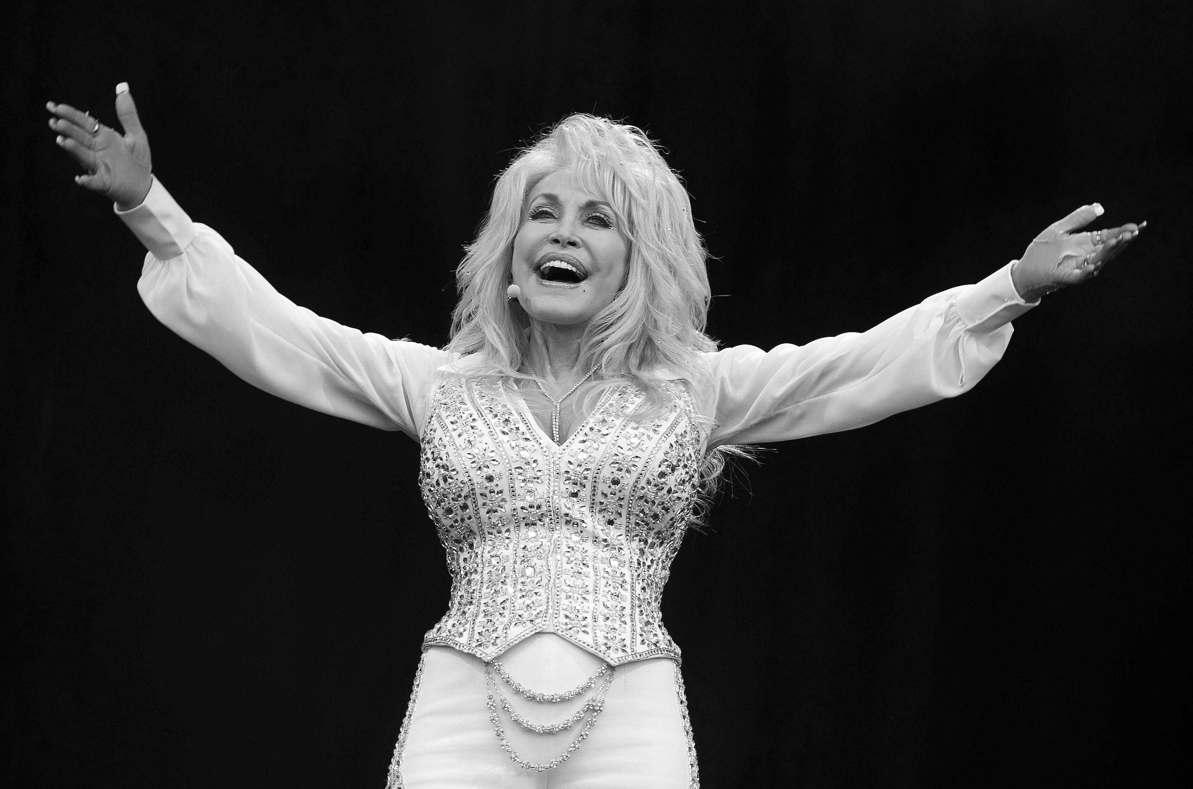 Die US-Sängerin Dolly Parton bei ihrem Auftritt auf dem Glastonbury Festival 2014  | Bild:picture alliance/dpa/epa | Will Oliver