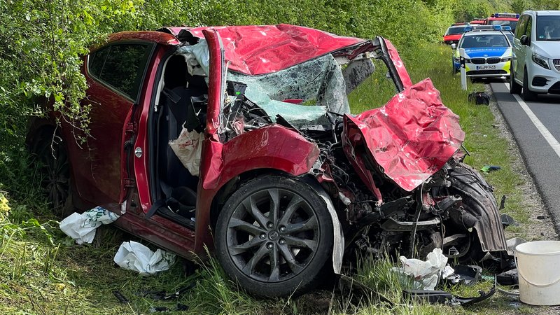 Der schwer beschädigte Mazda, in dem zwei Menschen starben.