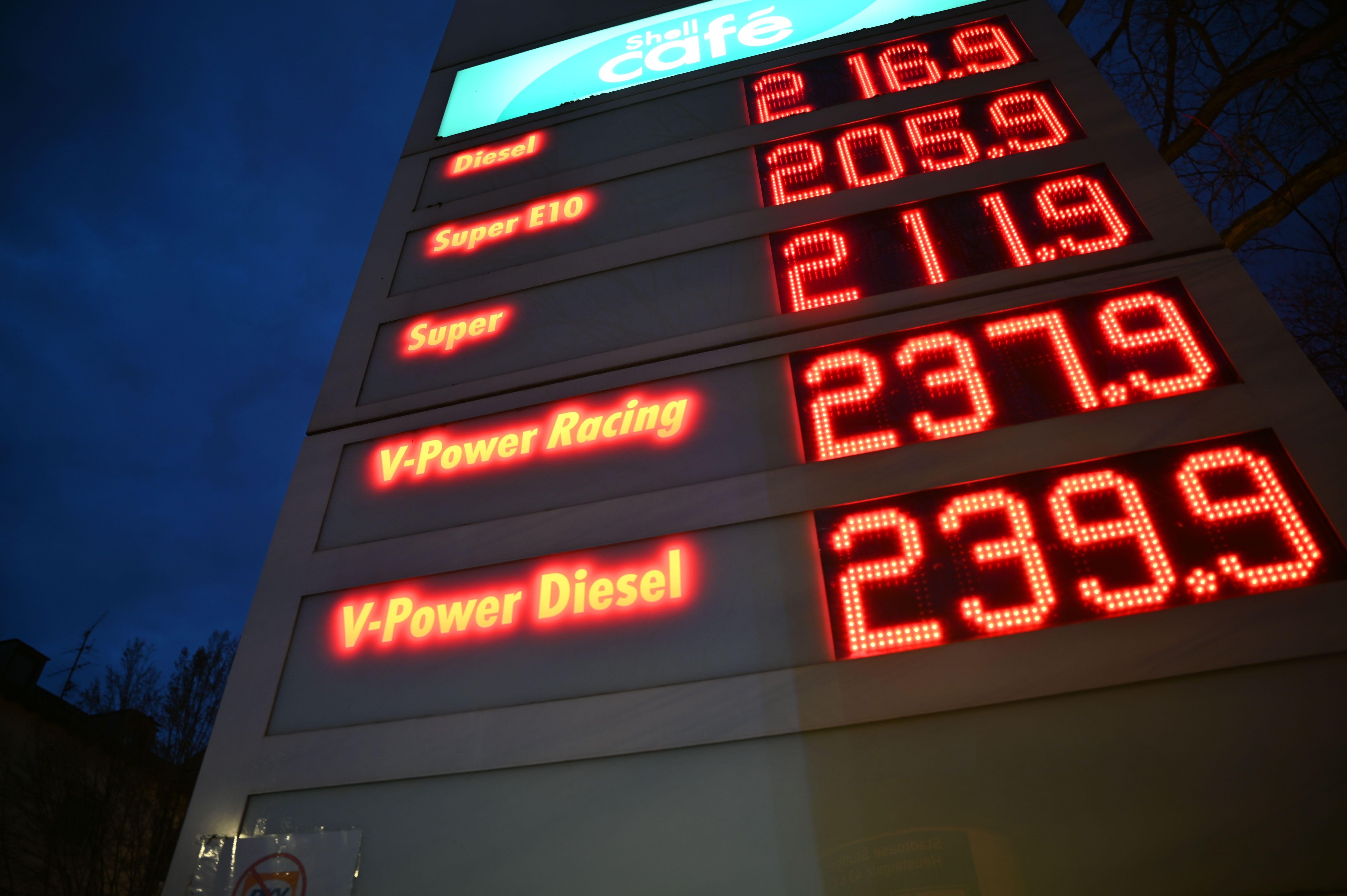 Deutlich über zwei Euro pro Liter liegen am Morgen alle angebotenen Spritsorten an einer Tankstelle in Stuttgart.