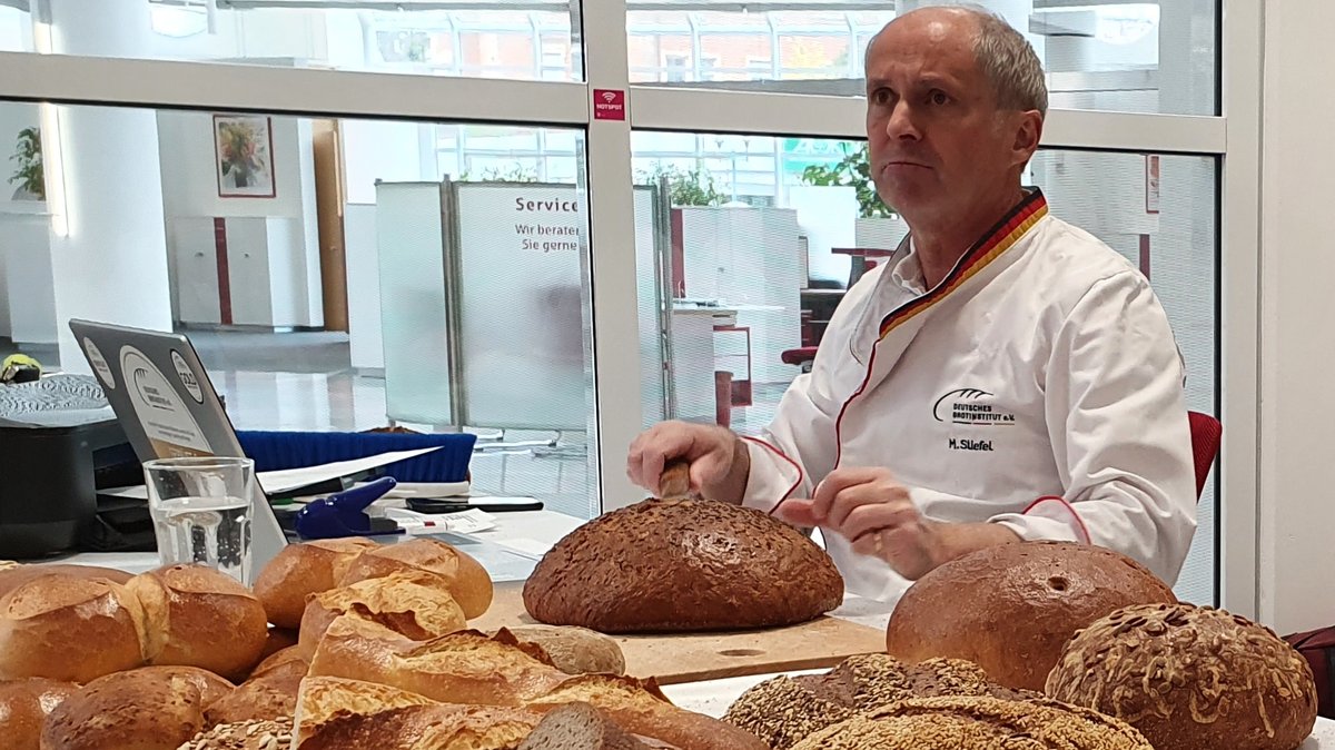 Archiv: Brotprüfer Manfred Stiefel bei einer Brotprüfung
