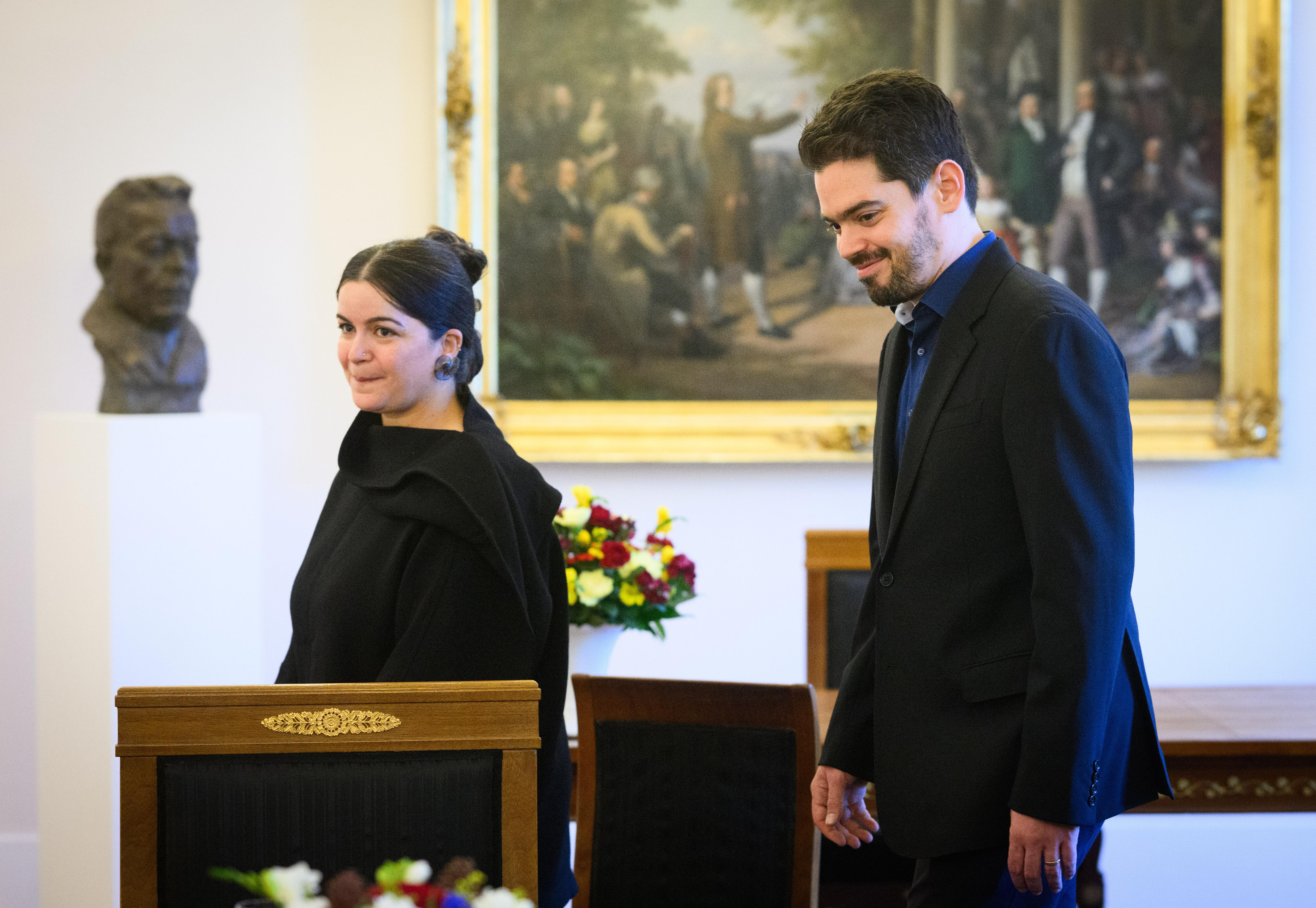 Lahav Shani, zukünftiger Chefdirigent der Münchner Philharmoniker, zusammen mit seiner Ehefrau, im Schloss Bellevue 