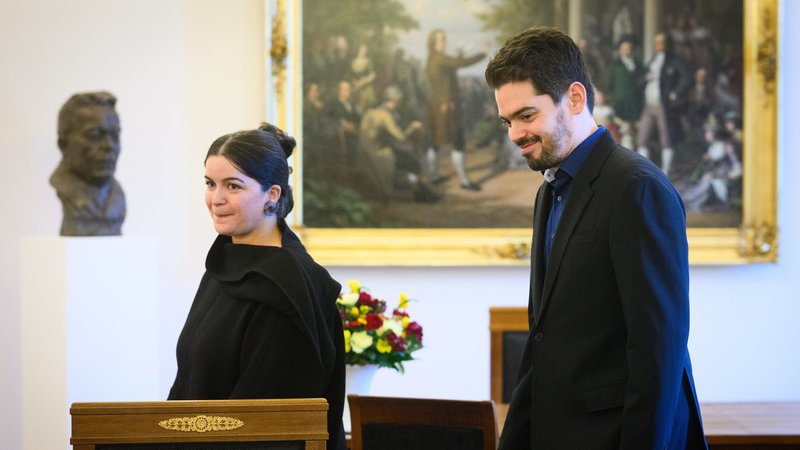 Lahav Shani, zukünftiger Chefdirigent der Münchner Philharmoniker, zusammen mit seiner Ehefrau, im Schloss Bellevue | Bild: picture alliance/dpa | Bernd von Jutrczenka Lahav Shani, zukünftiger Chefdirigent der Münchner Philharmoniker, zusammen mit seiner Ehefrau, im Schloss Bellevue