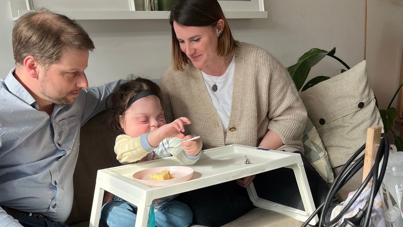 Wie der Tag bei Familie Lechner läuft, hängt von der Anwesenheit des Pflegedienstes ab | Bild: Astrid Uhr Wie der Tag bei Familie Lechner läuft, hängt von der Anwesenheit des Pflegedienstes ab