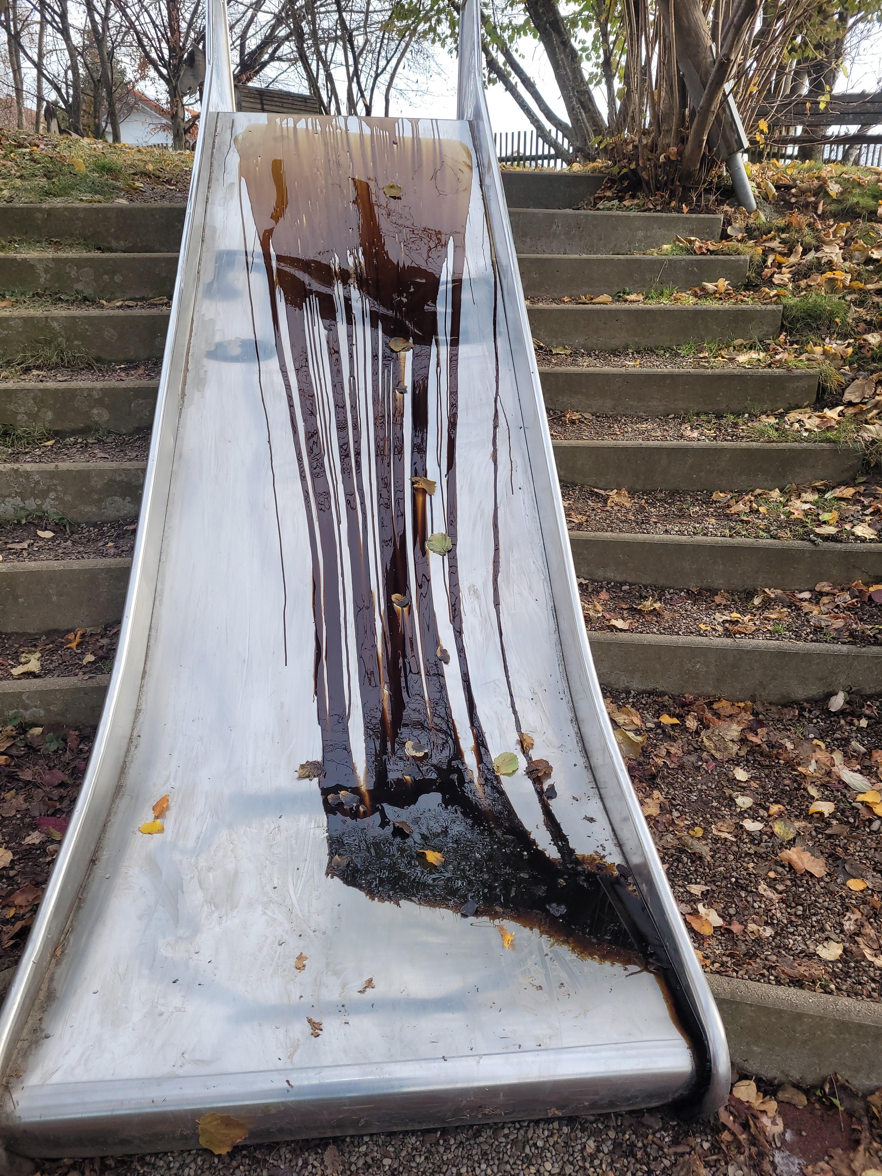 Beschmierte Rutsche im Außenbereich eines Kindergartens