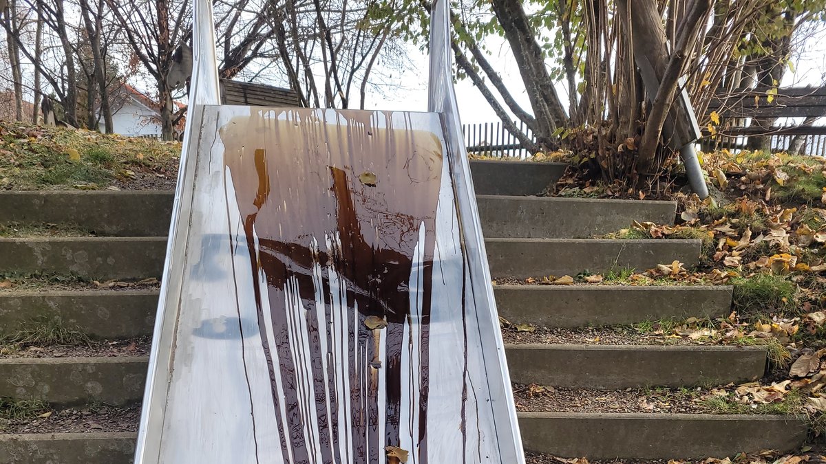 "Eine Sauerei": Allgäuer Kindergartenspielplatz erneut verwüstet