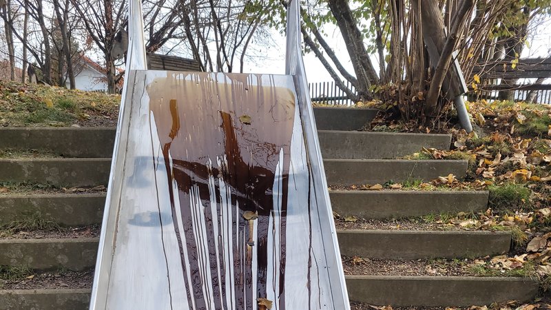 Beschmierte Rutsche im Außenbereich eines Kindergartens | Bild: Gemeinde Haldenwang Beschmierte Rutsche im Außenbereich eines Kindergartens