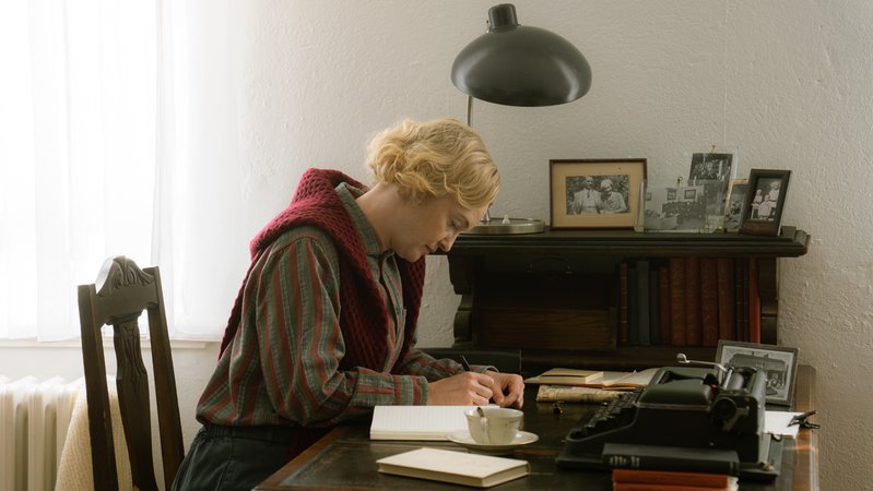 Die schwedischen Schauspielerin und Sängerin Sofia Pekkari als Astrid Lindgren | Bild: IDA Film und TV Produktion GmbH Die schwedischen Schauspielerin und Sängerin Sofia Pekkari als Astrid Lindgren