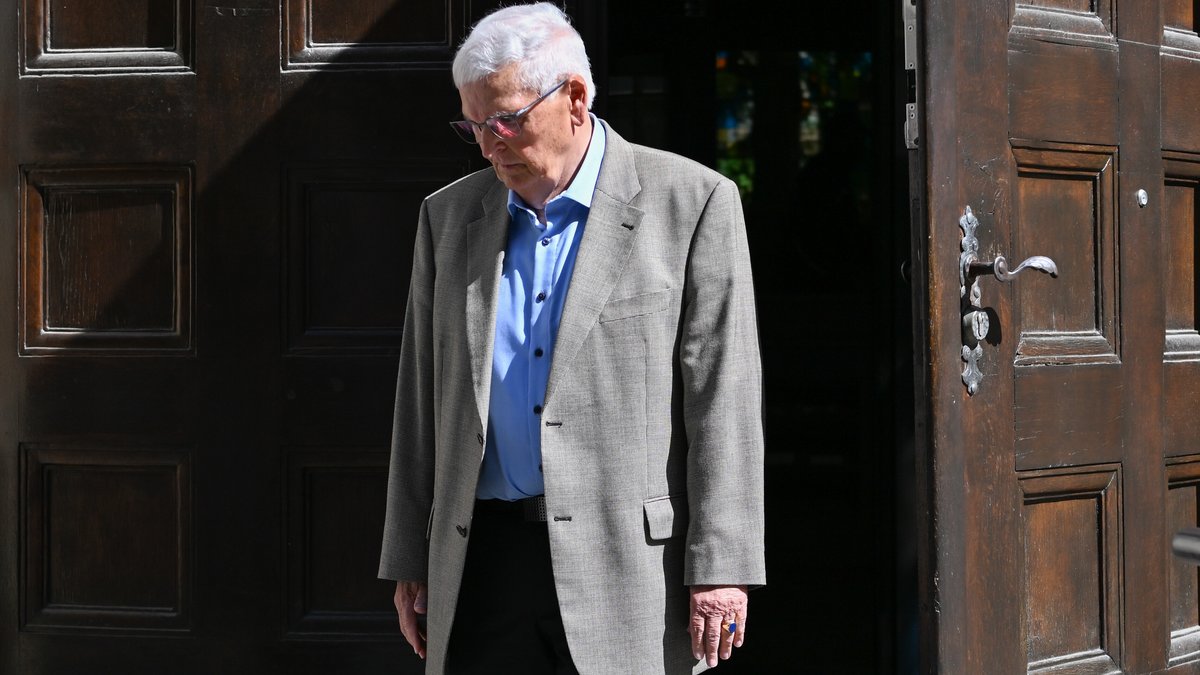 Der frühere DFB-Präsident Theo Zwanziger verlässt nach der Verhandlung im Verfahren um die Sommermärchen-Affäre das Gerichtsgebäude. (Archiv) | Bild: picture alliance/dpa | Arne Dedert Der frühere DFB-Präsident Theo Zwanziger verlässt nach der Verhandlung im Verfahren um die Sommermärchen-Affäre das Gerichtsgebäude. (Archiv)