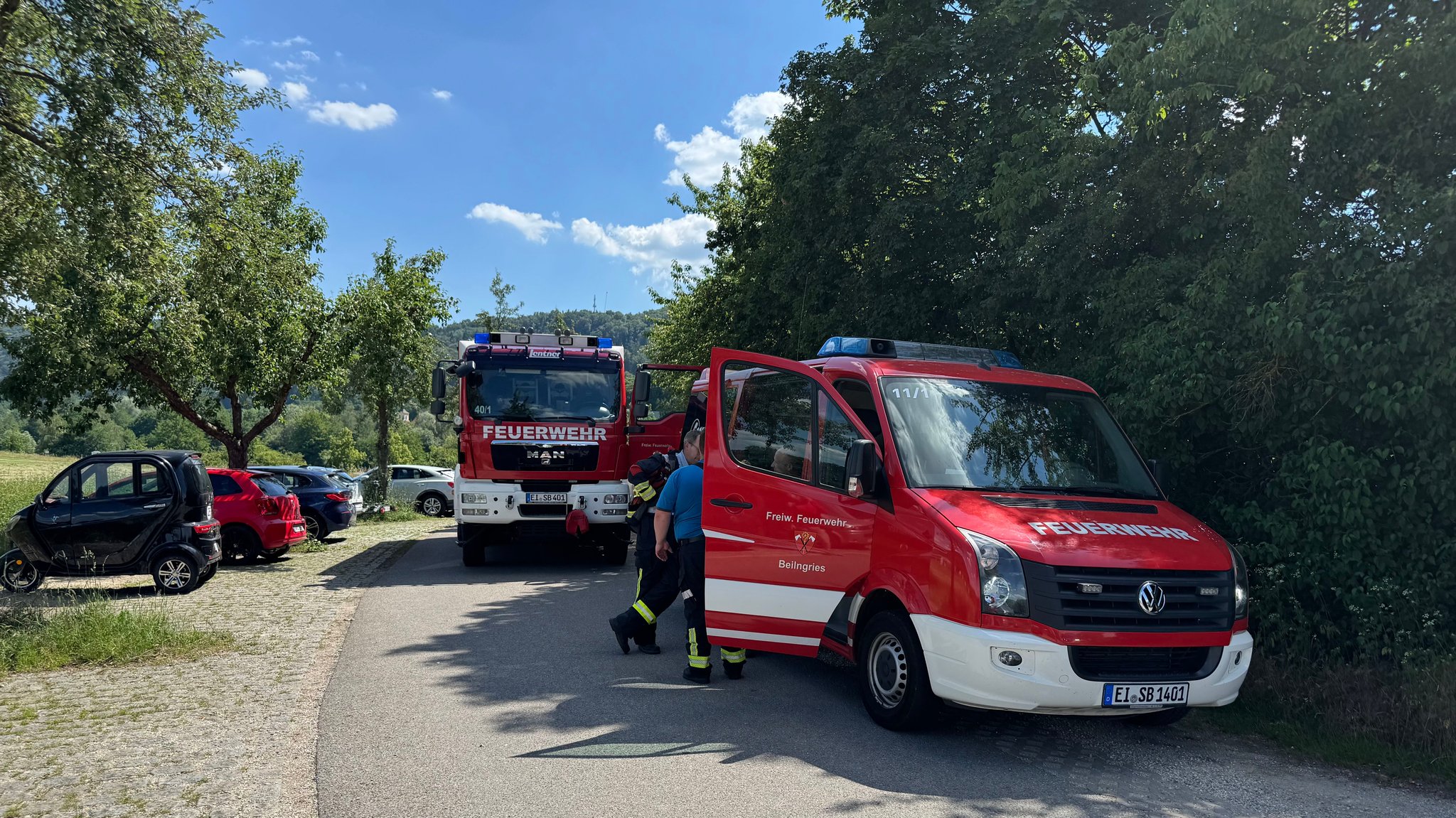 Die Feuerwehr an der Einsatzstelle nahe Dietfurt, wo am Donnerstagnachmittag zwei Segelflieger zusammengestoßen sind. | Bild: NEWS5/Lars Haubner Die Feuerwehr an der Einsatzstelle nahe Dietfurt, wo am Donnerstagnachmittag zwei Segelflieger zusammengestoßen sind.