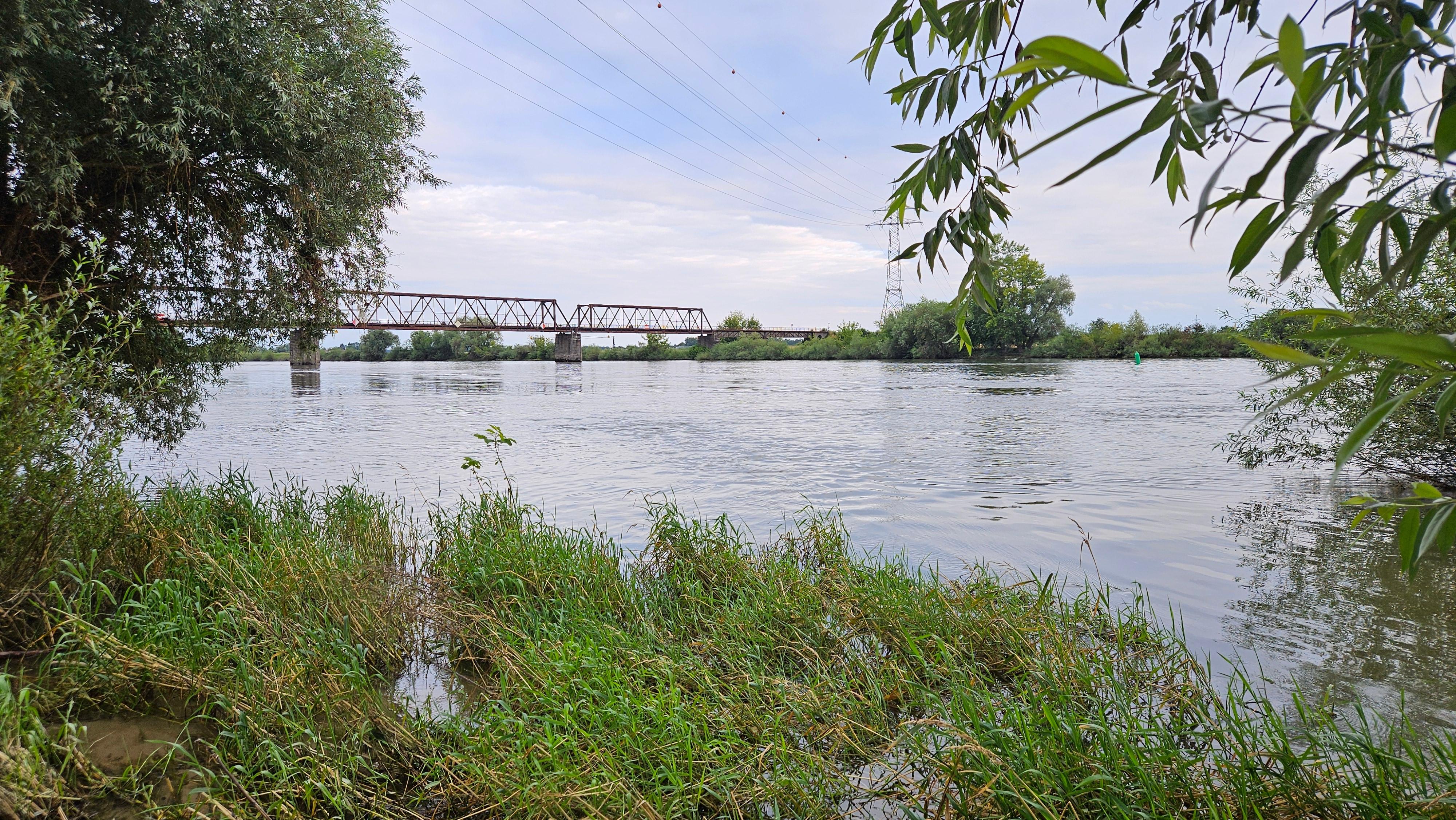 In der Donau im niederbayerischen Landkreis Straubing-Bogen ist eine Fliegerbombe aus dem Zweiten Weltkrieg gesprengt worden. Der rund 250 Kilogramm schwere Blindgänger war bei Bauarbeiten nahe der Bogener Bahnbrücke gefunden worden.