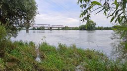 In der Donau im niederbayerischen Landkreis Straubing-Bogen ist eine Fliegerbombe aus dem Zweiten Weltkrieg gesprengt worden. Der rund 250 Kilogramm schwere Blindgänger war bei Bauarbeiten nahe der Bogener Bahnbrücke gefunden worden. | Bild:BR/Akber-Sade
