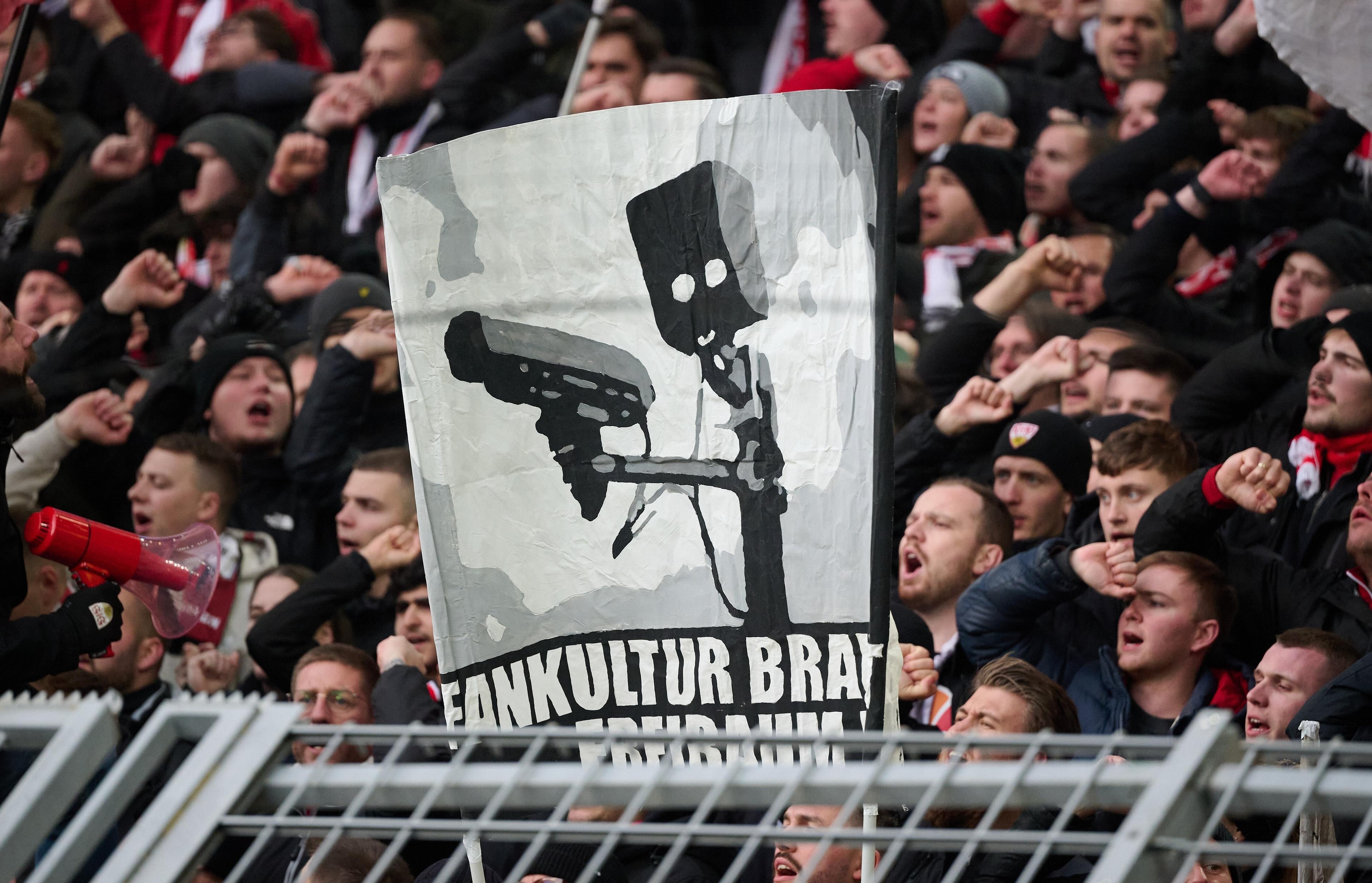 Fanprotest mit Plakat für mehr Freiraum