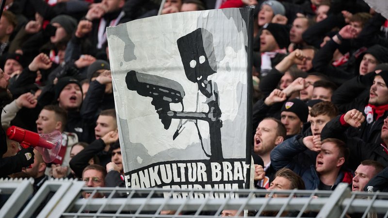 Fanprotest mit Plakat für mehr Freiraum | Bild: picture-alliance/dpa Fanprotest mit Plakat für mehr Freiraum