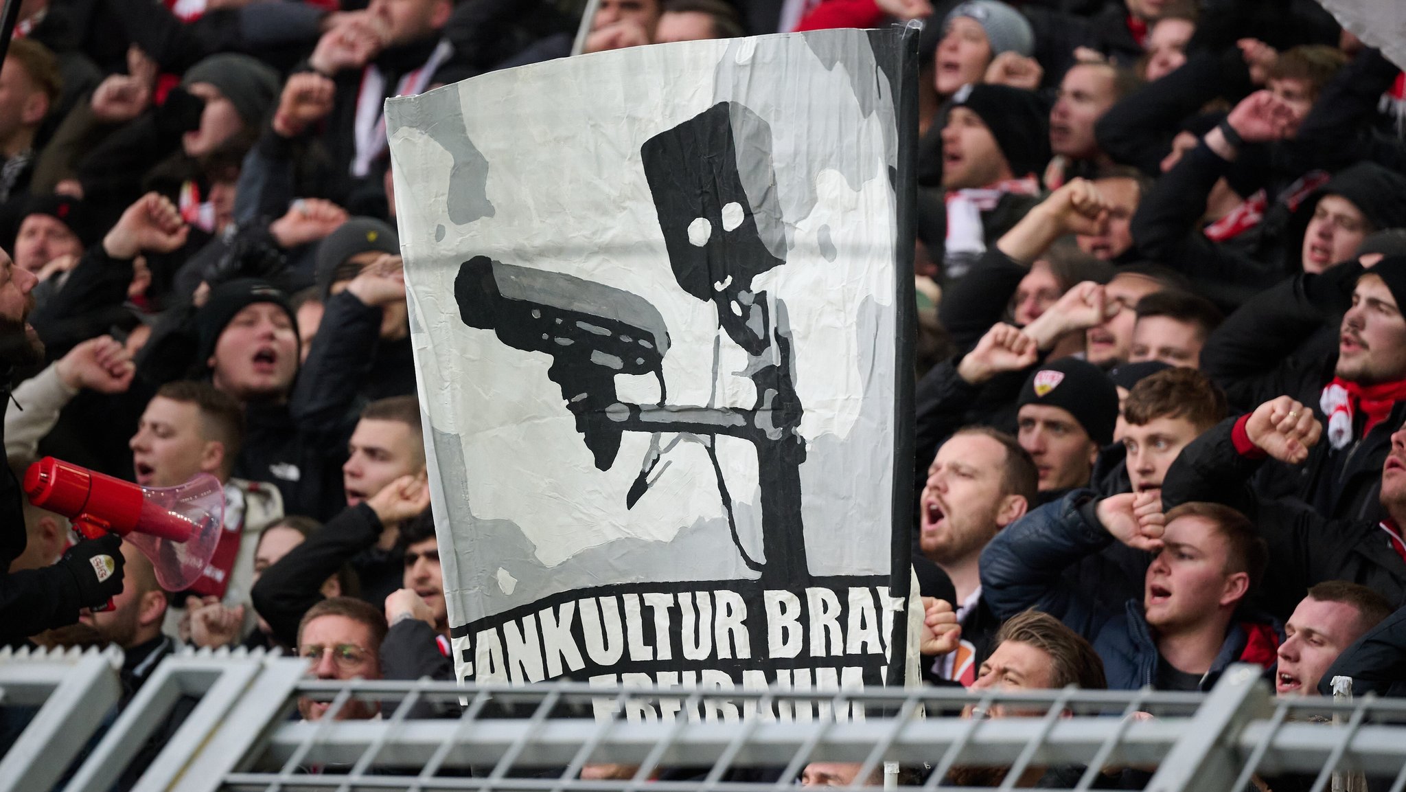 Fanprotest mit Plakat für mehr Freiraum | Bild: picture-alliance/dpa Fanprotest mit Plakat für mehr Freiraum