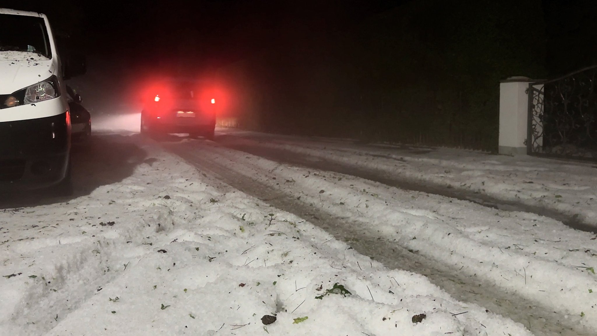 Hagelmassen im Juli auf einer Straße in Oberbayern. 