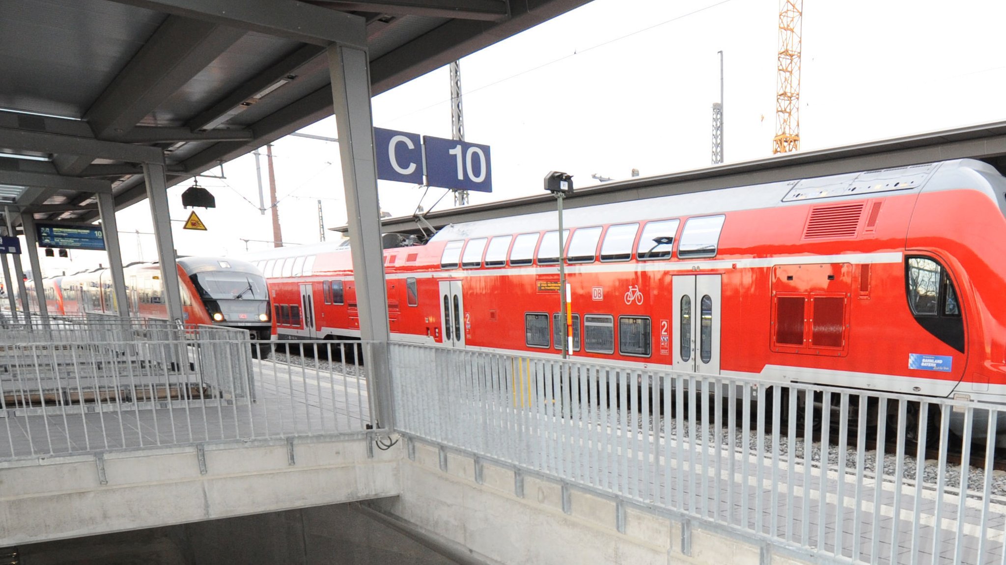 Regionalzüge der Deutschen Bahn im Bahnhof von Augsburg (Archivbild)